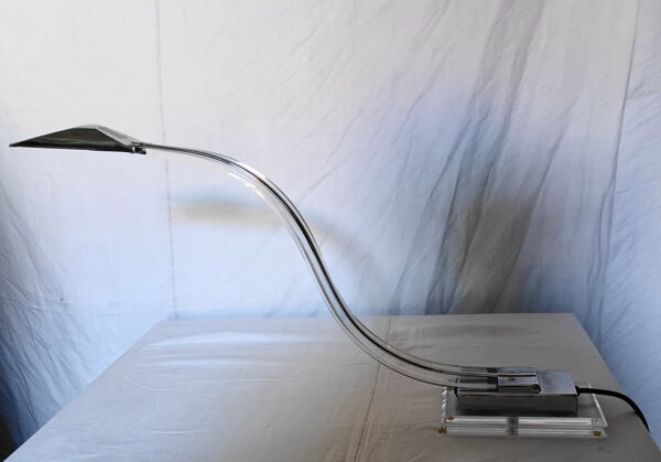 Lampe Cobra en plexiglass et metal chromée , années 80