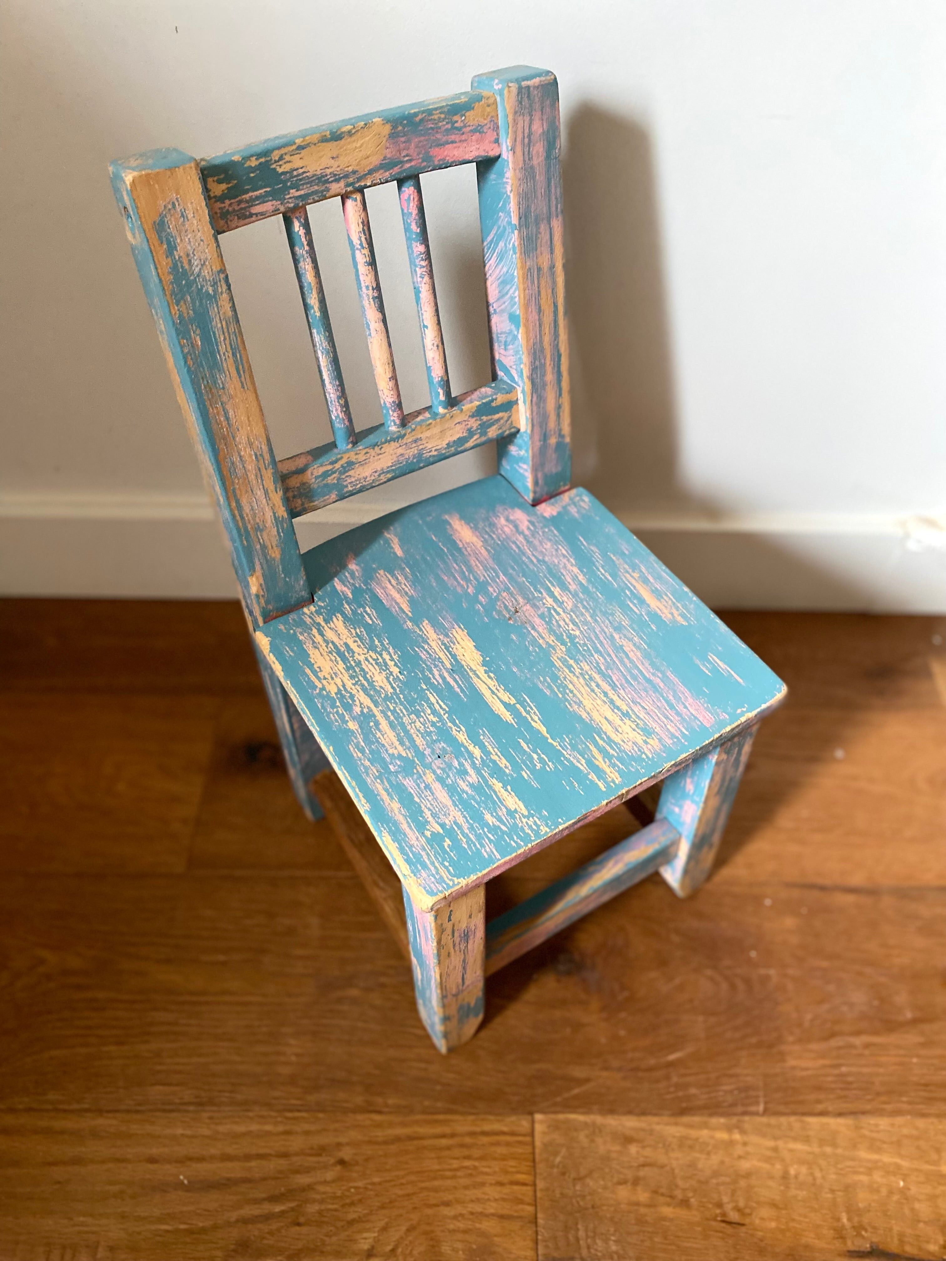 Chaise pour enfant en bois ancien