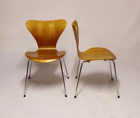 Pair of chairs by Arne Jacobsen for Fritz Hansen