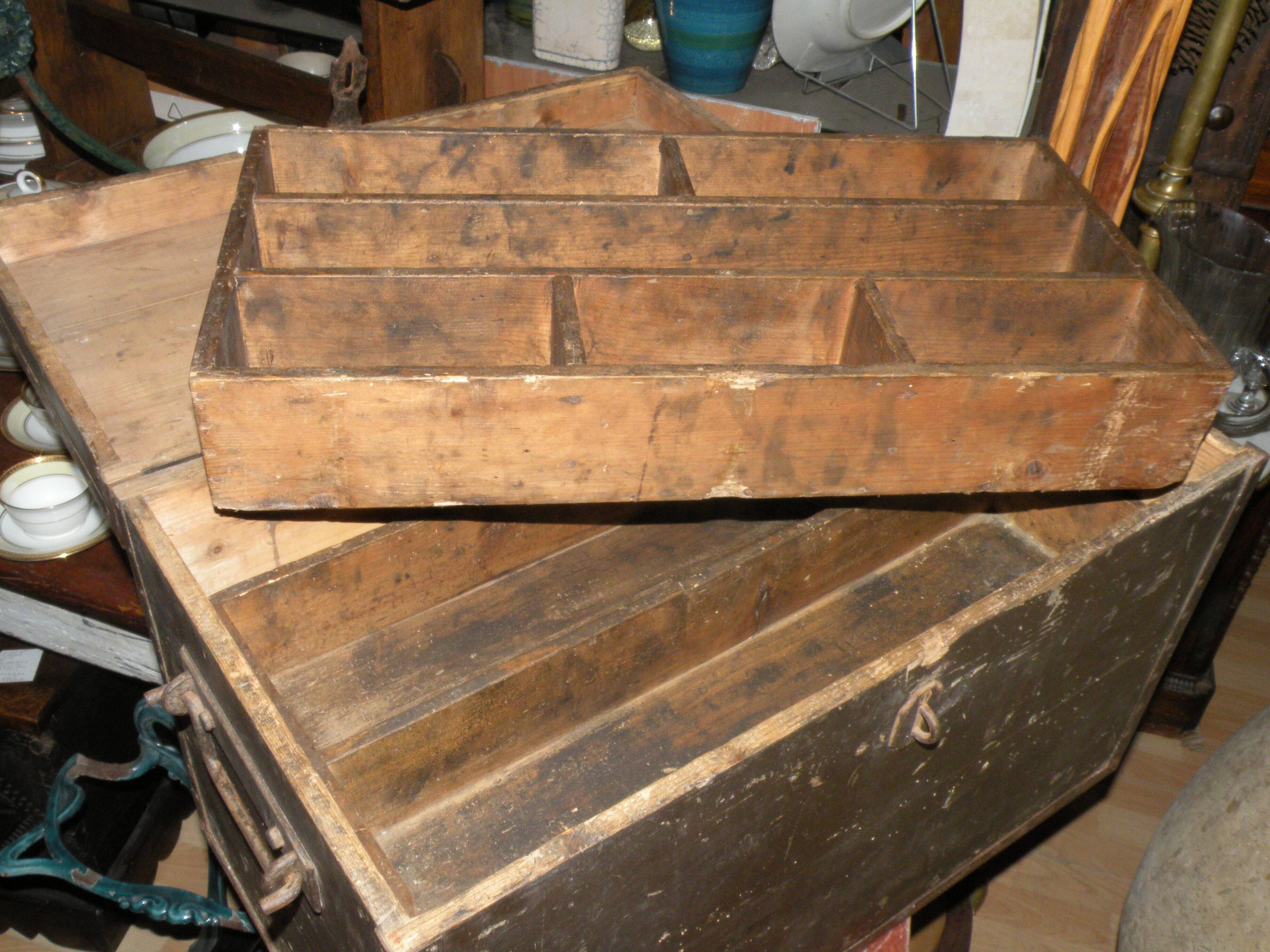 Beautiful cabinetmaker's trunk in wood and metal from the 1900s. With 3 storage compartments