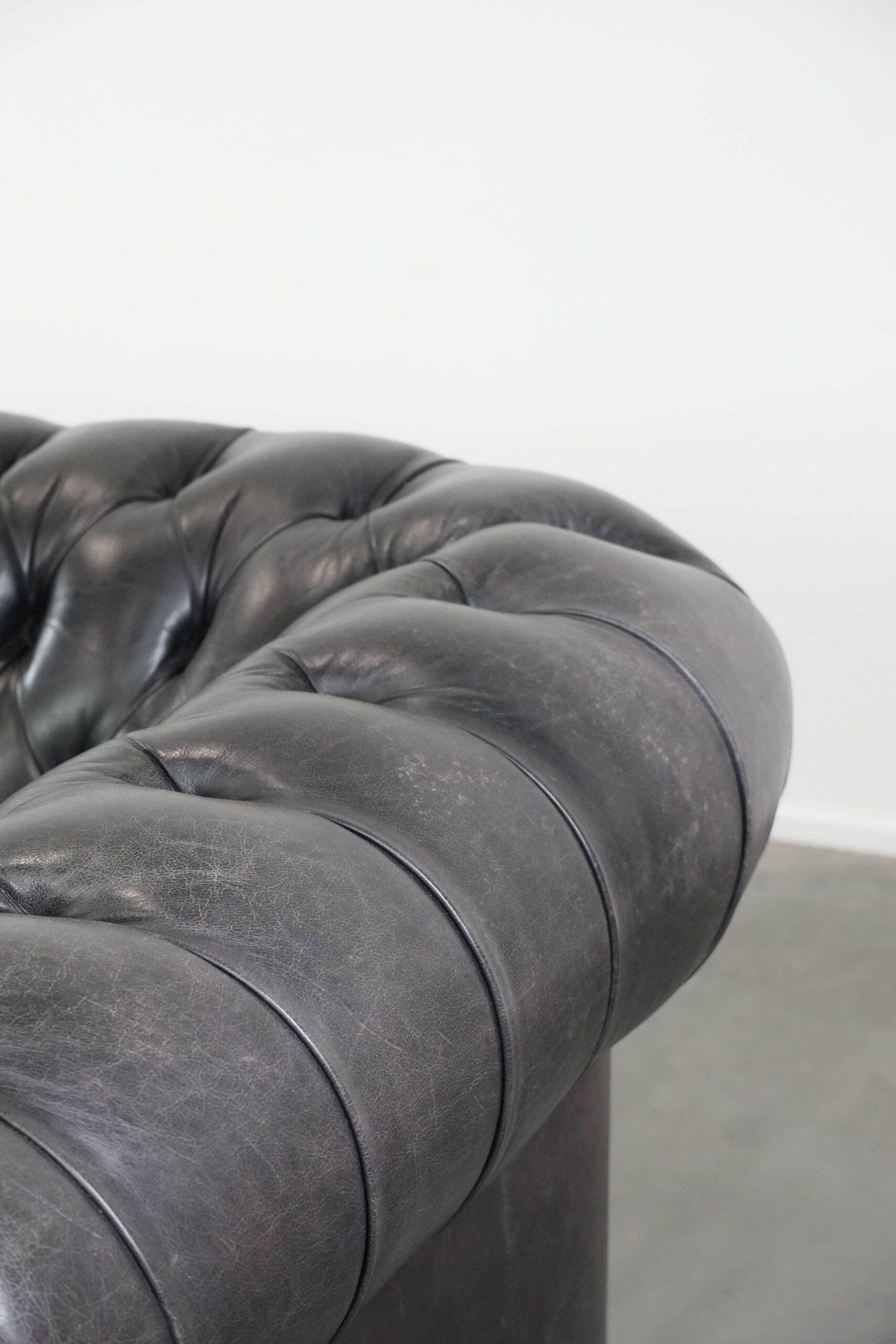 Set consisting of a cowhide leather Chesterfield sofa and matching ottoman