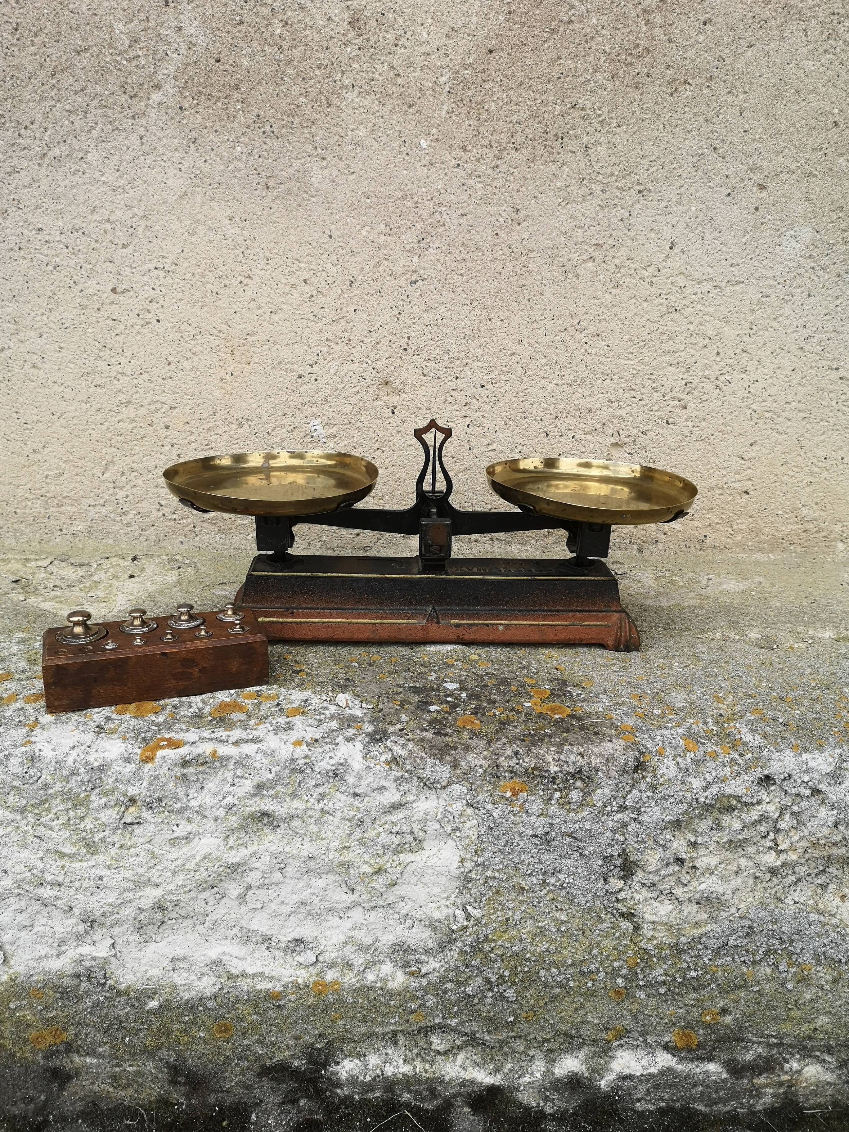 Roberval balance with weight