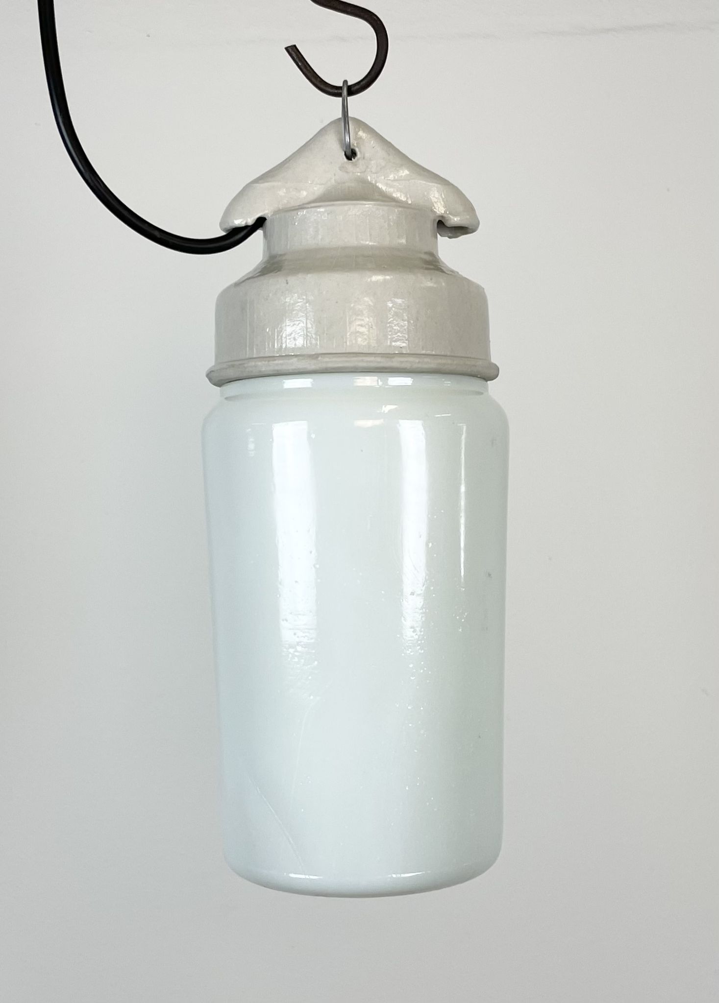 Suspension en porcelaine blanche industrielle avec verre opale, années 1970