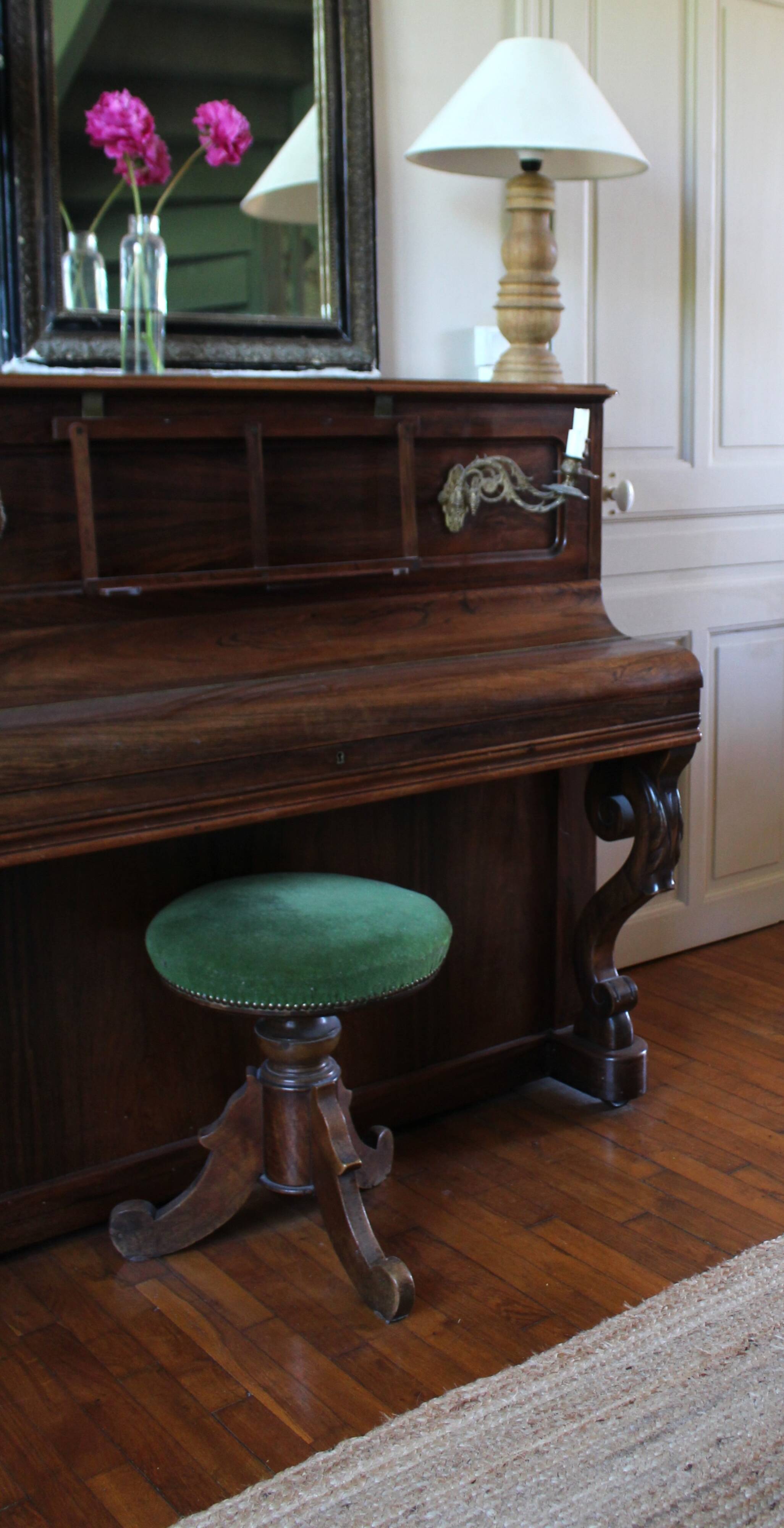 Tabouret de piano ancien en velours vert et bois de noyer