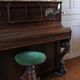 Tabouret de piano ancien en velours vert et bois de noyer