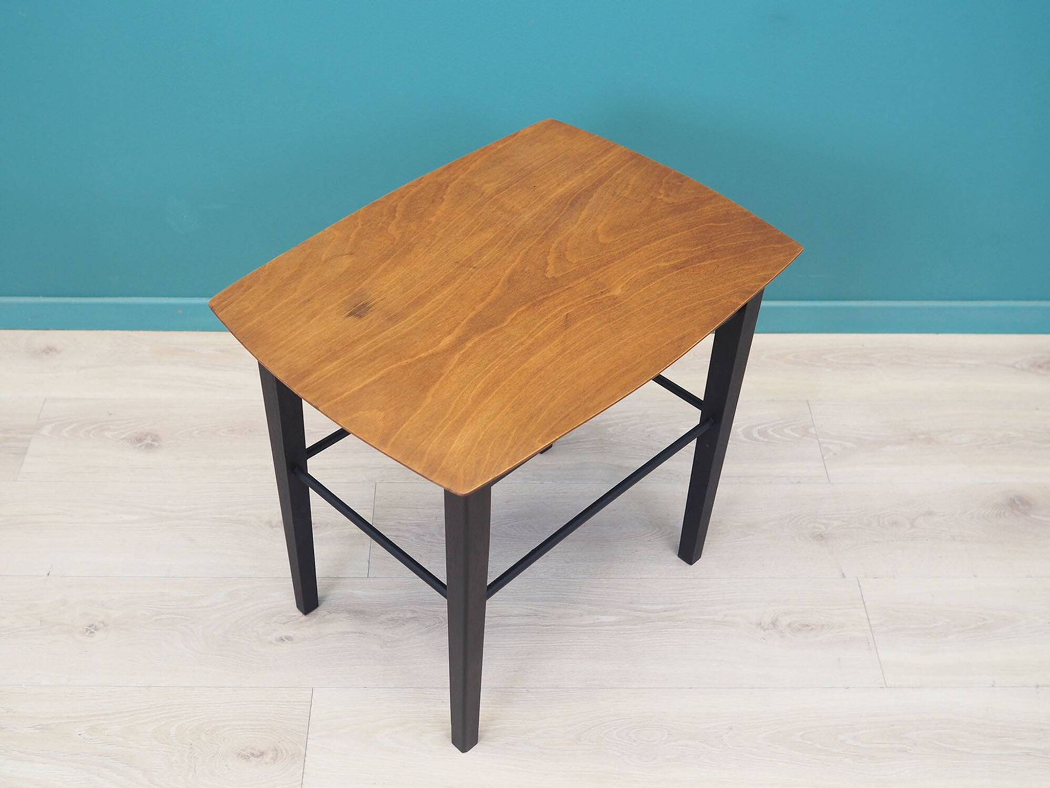 Table basse en noyer, design danois, années 1970, production : Danemark