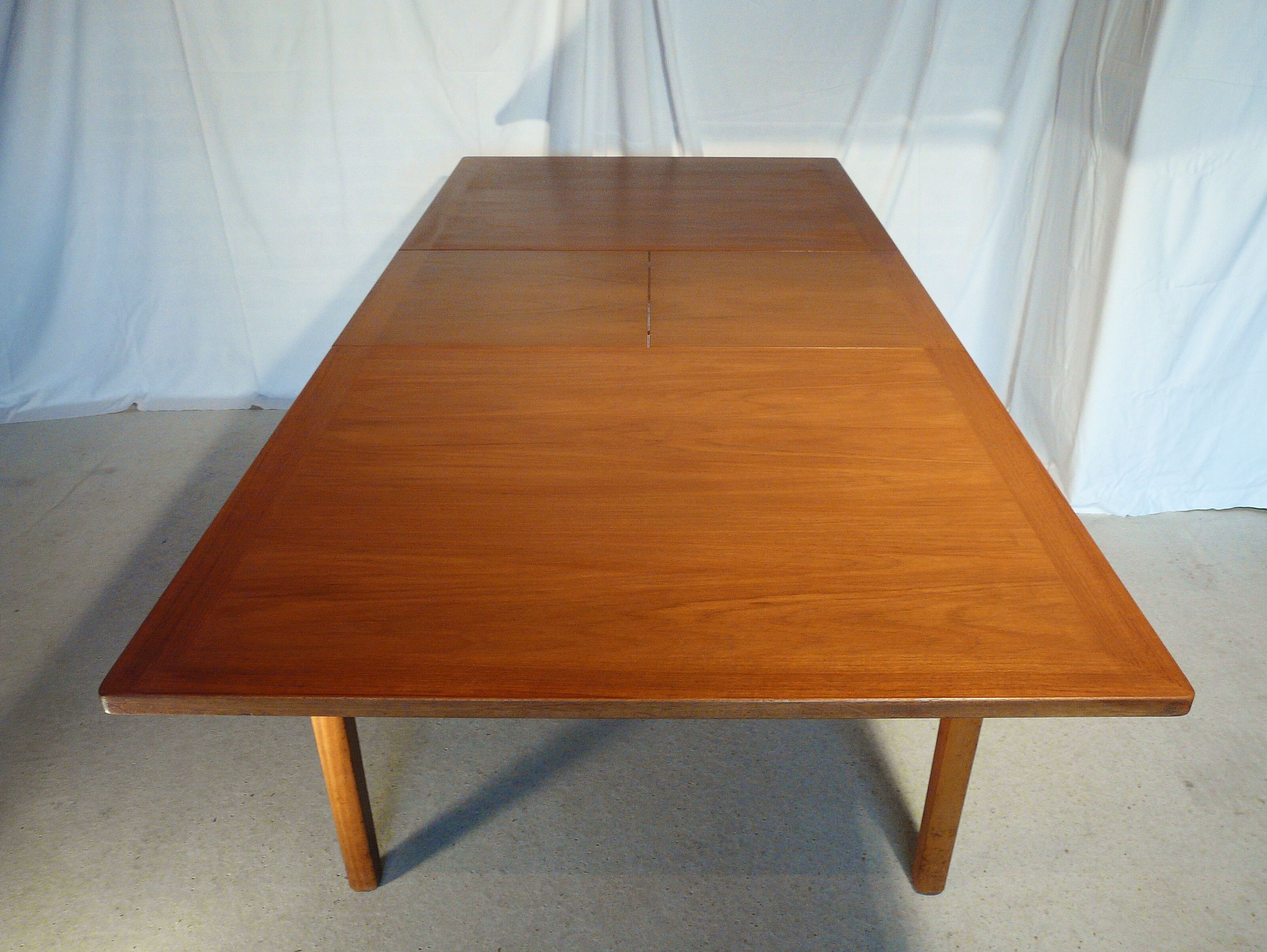 Scandinavian extendable rectangular table in blond teak