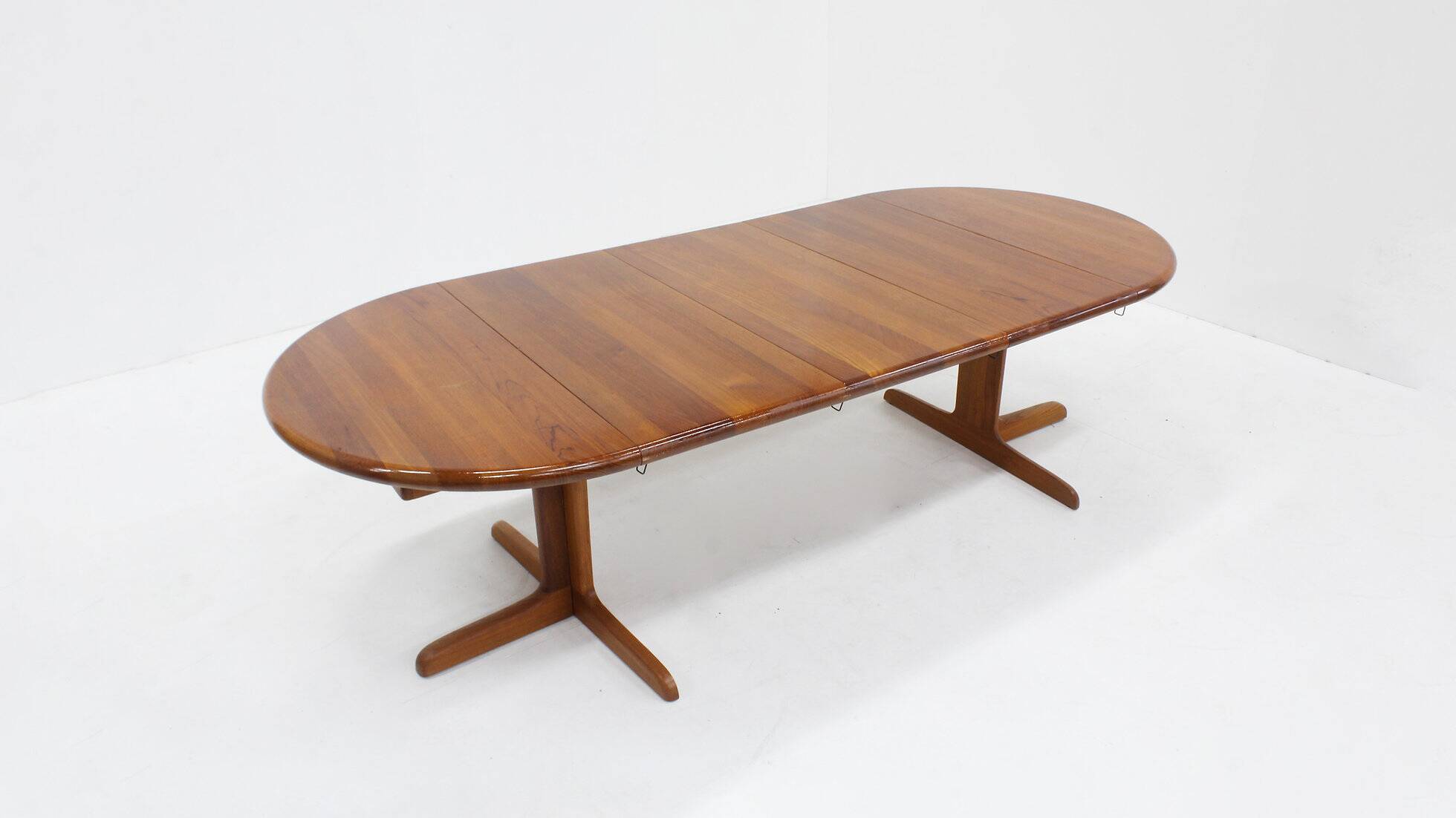 Vintage Danish round extendable dining table solid teak Langeskov möbelfabrik