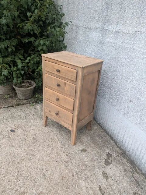 Petite commode.