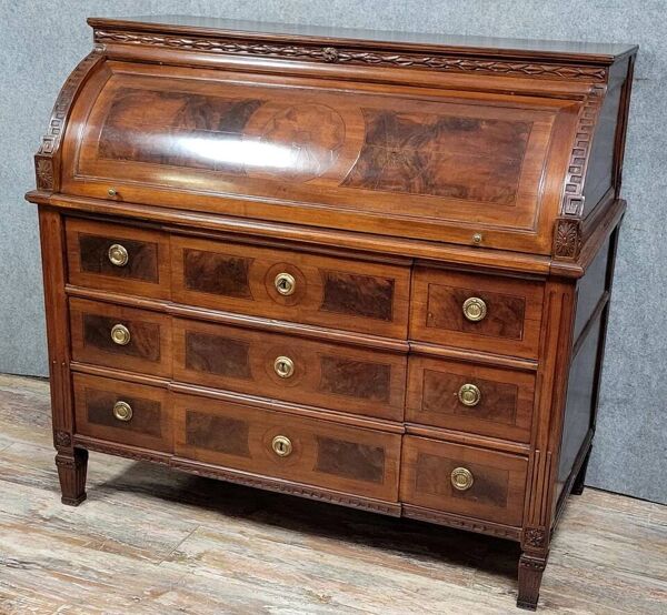 Commode bureau à cylindre époque Louis XVI en marqueterie vers 1760