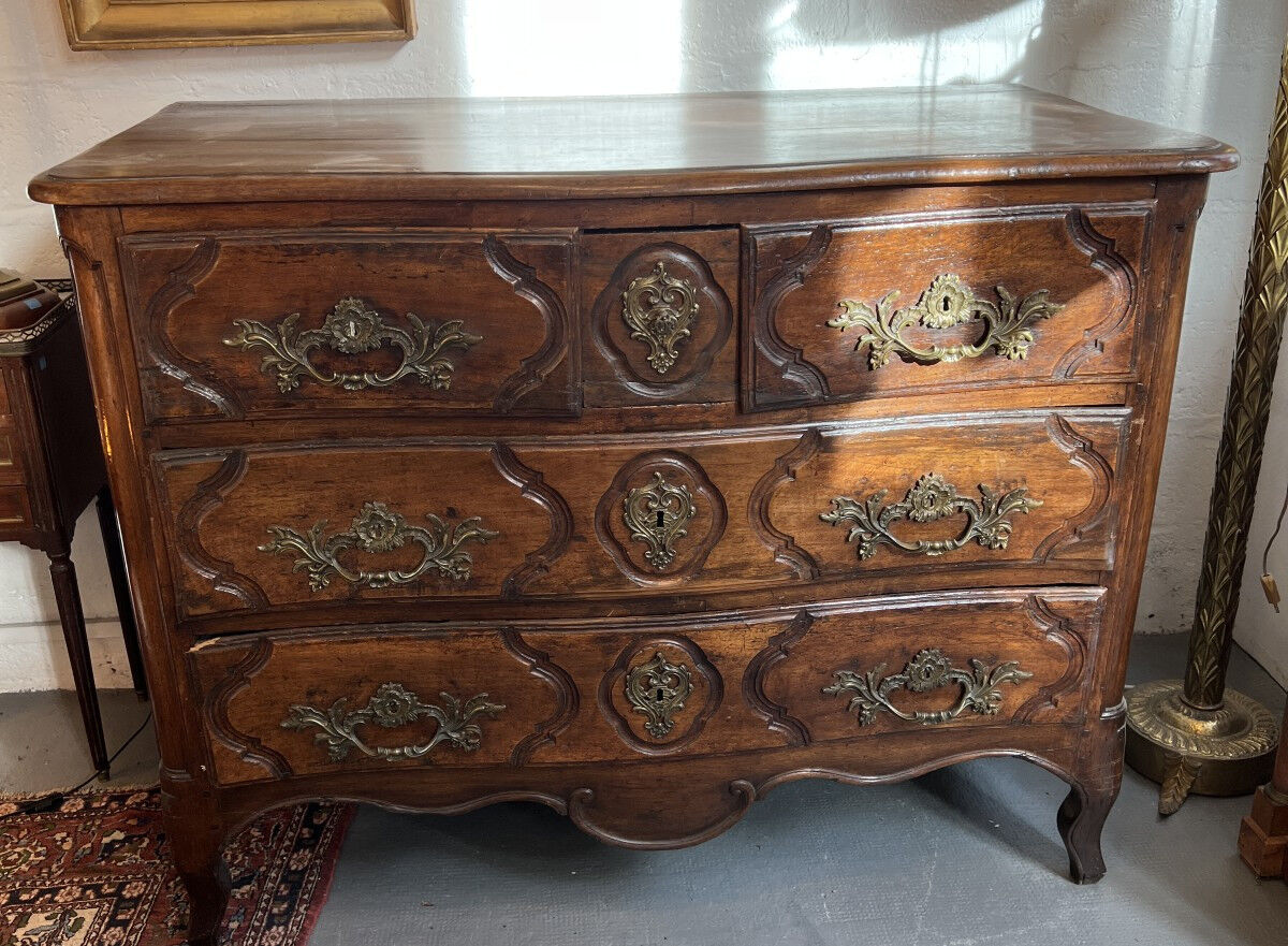Important Parisian chest of drawers in walnut dating from the 18th century, opening with 5 drawers.