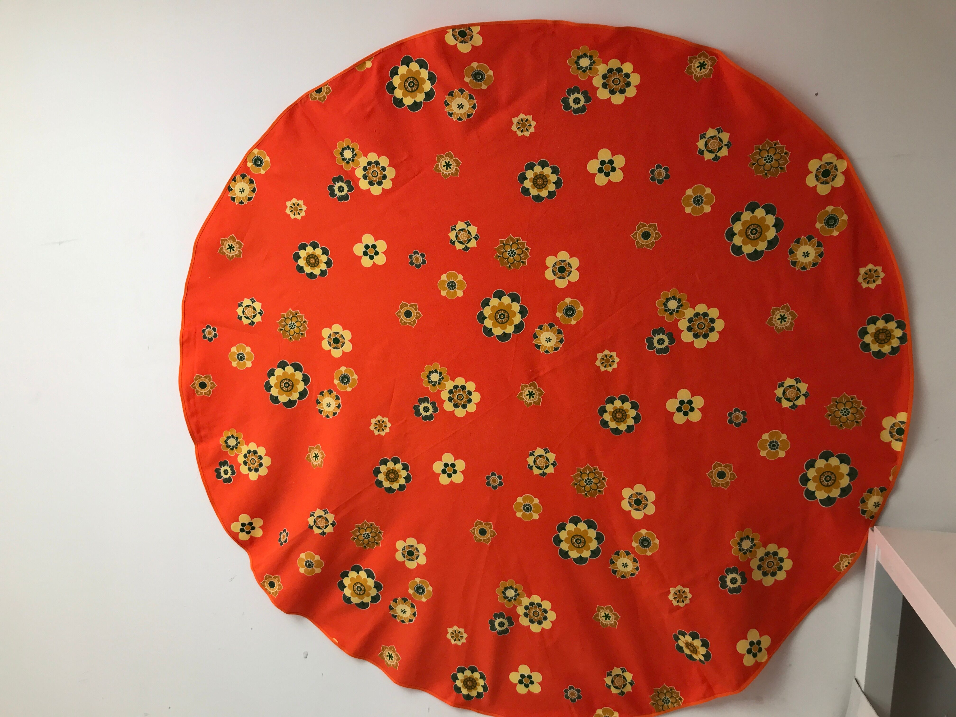 Round tablecloth and 7 towels seventies 70s