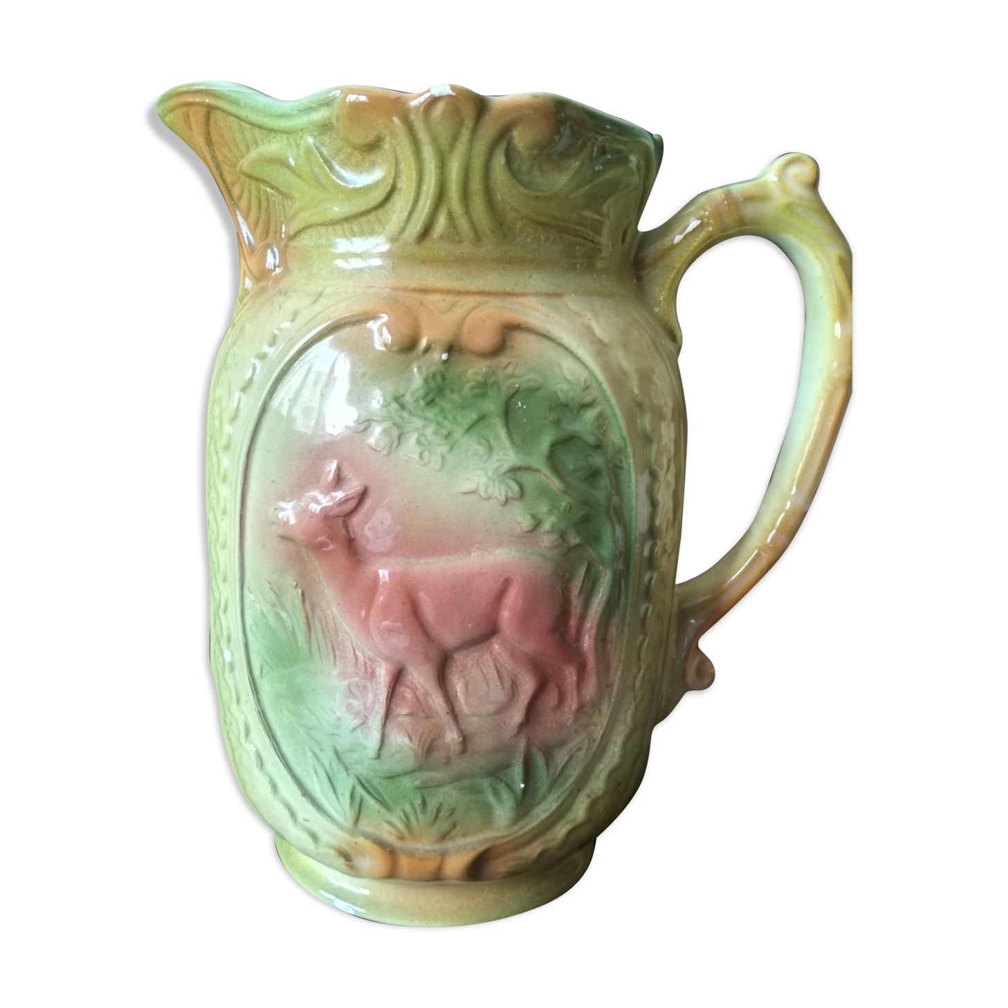 Pichet, barbotine à décor de biche et cerf