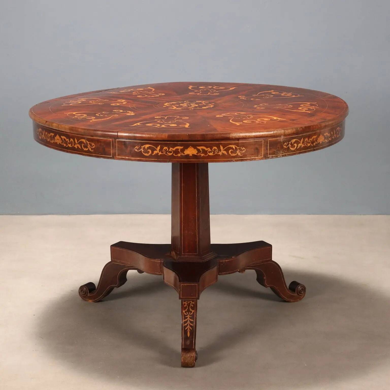 Table ancienne Charles X en acajou marqueté, Italie, XIXe siècle