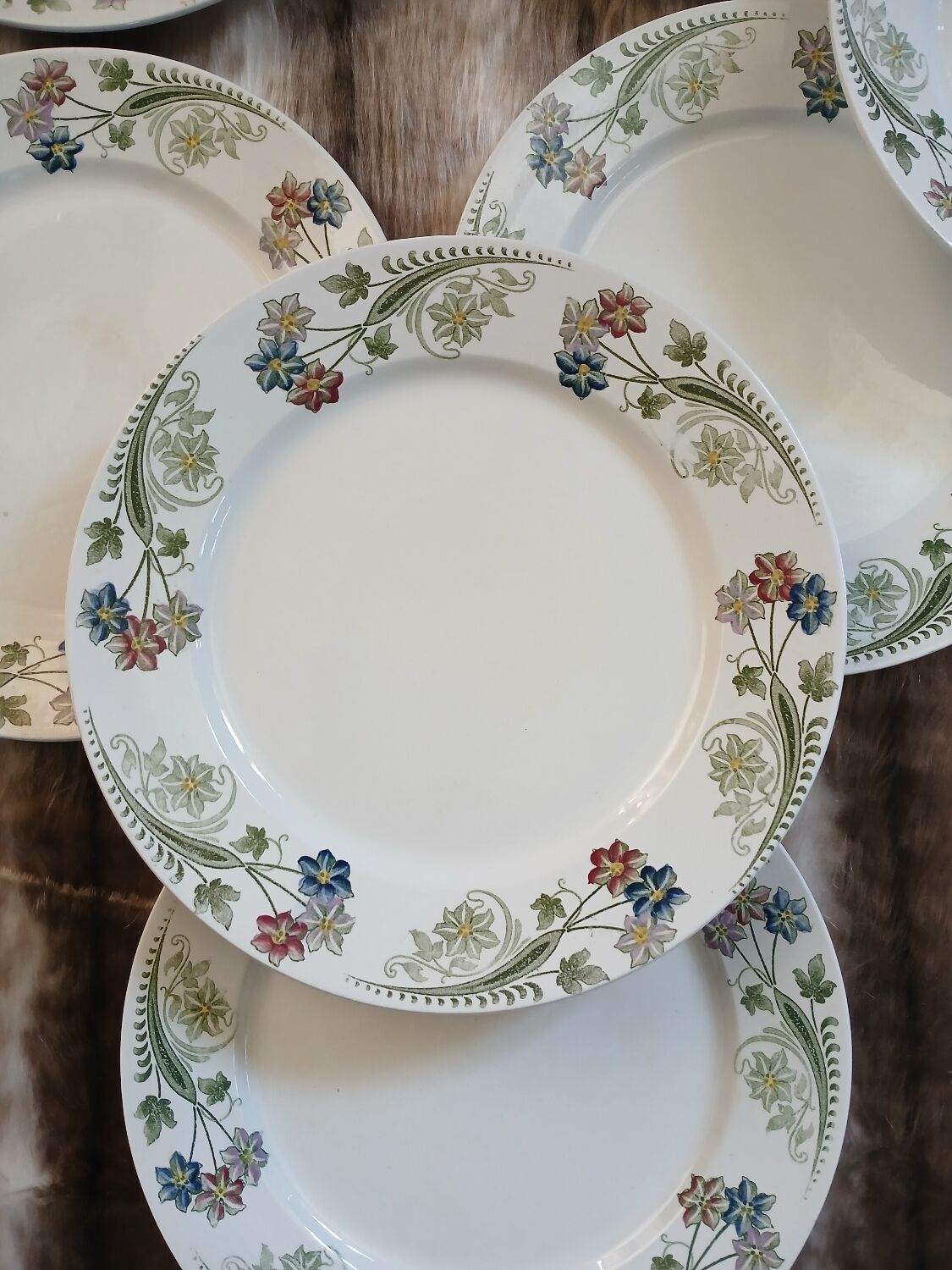 23 assiettes + plat anciens U&C Sarreguemines