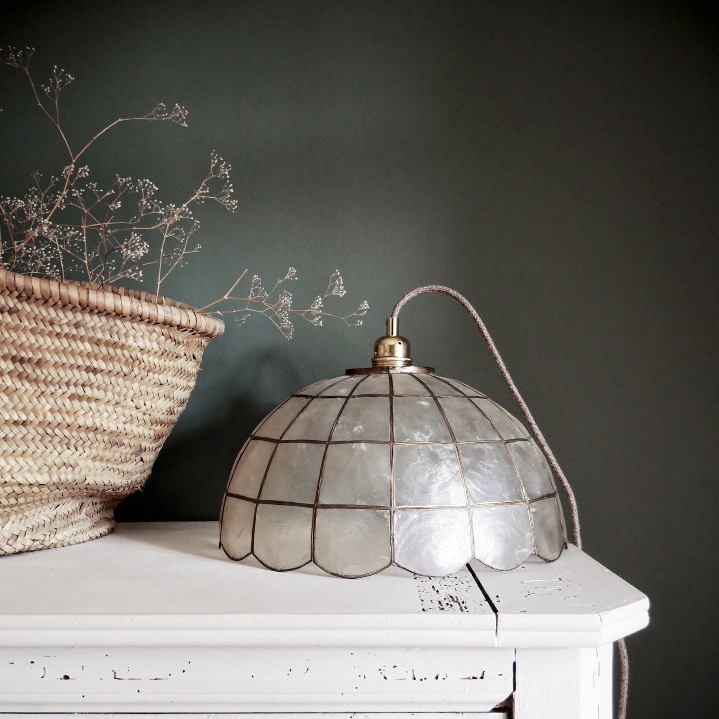 Mother-of-pearl suspension