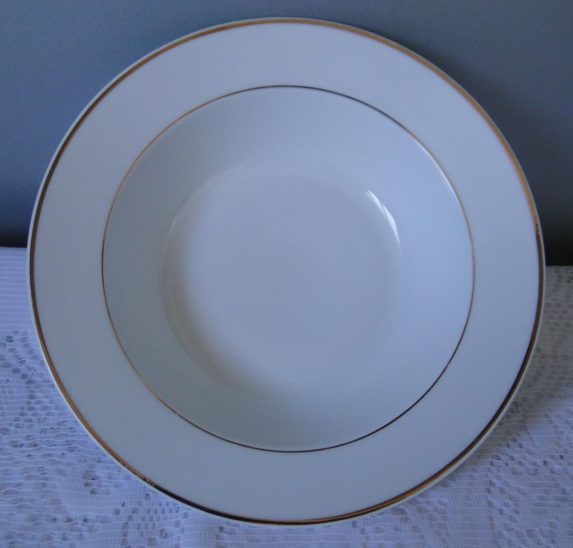 HOLLOW DISH ROUND PORCELAIN FINE MANUFACTURE ROYALE WHITE EDGES DORES