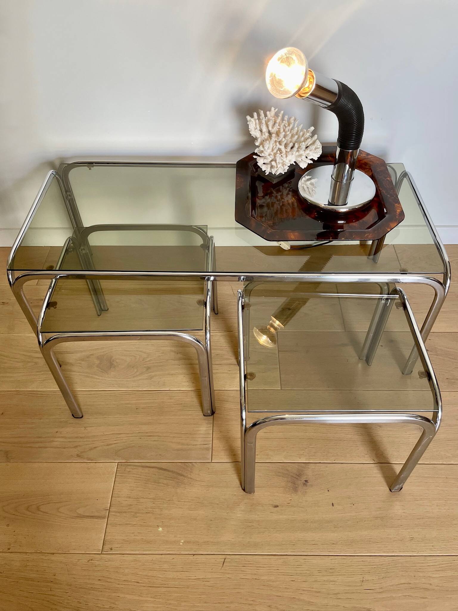 Table basse et tables d’appoint, chrome et verre fumé