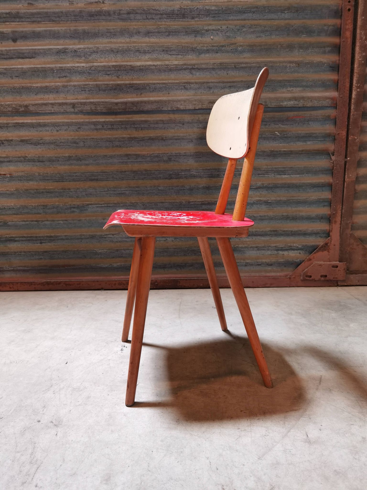 Chaise en bois rouge ton  1960