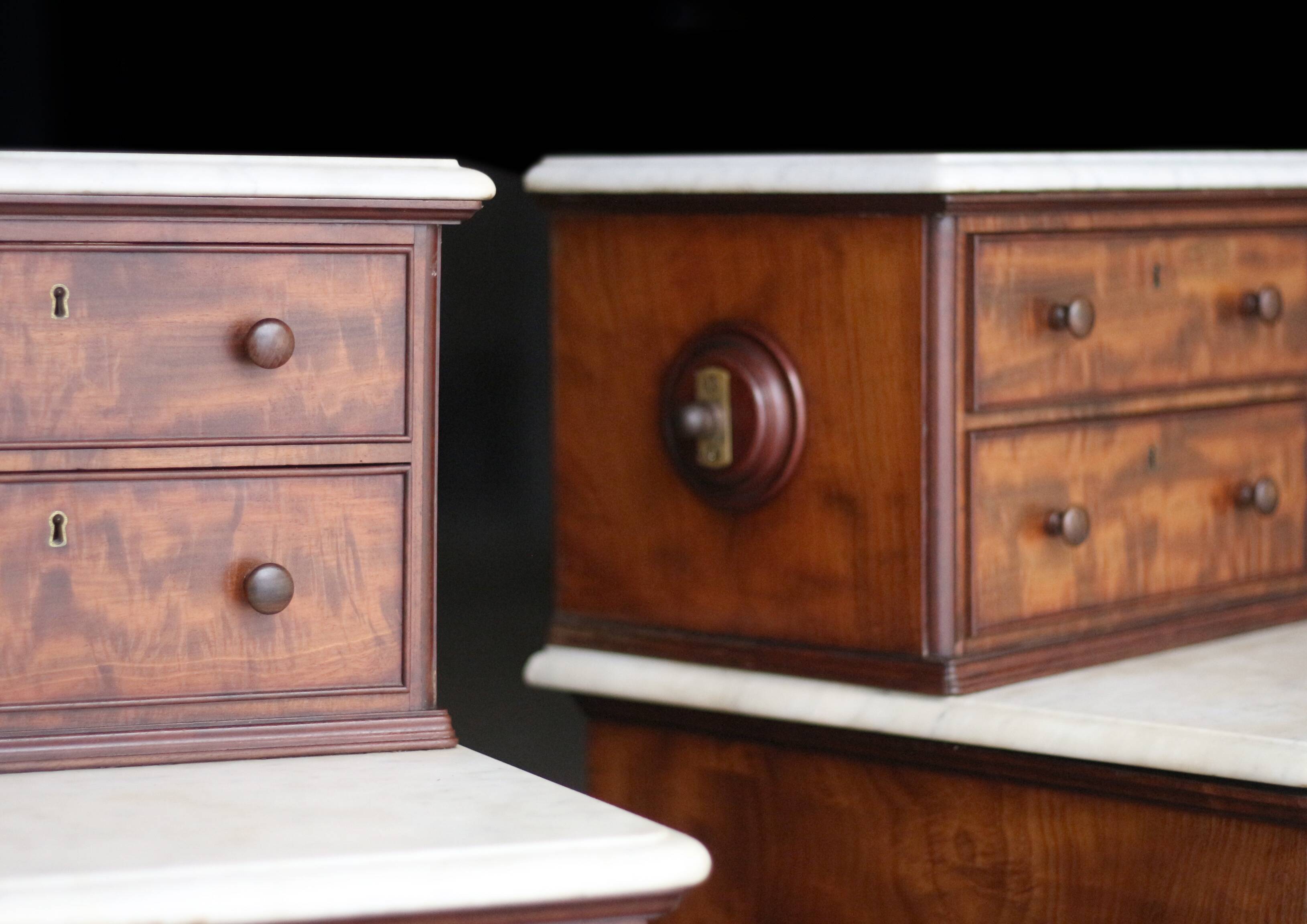 Exceptional: pair of Gillows of Lancaster chiffoniers (circa 1830)