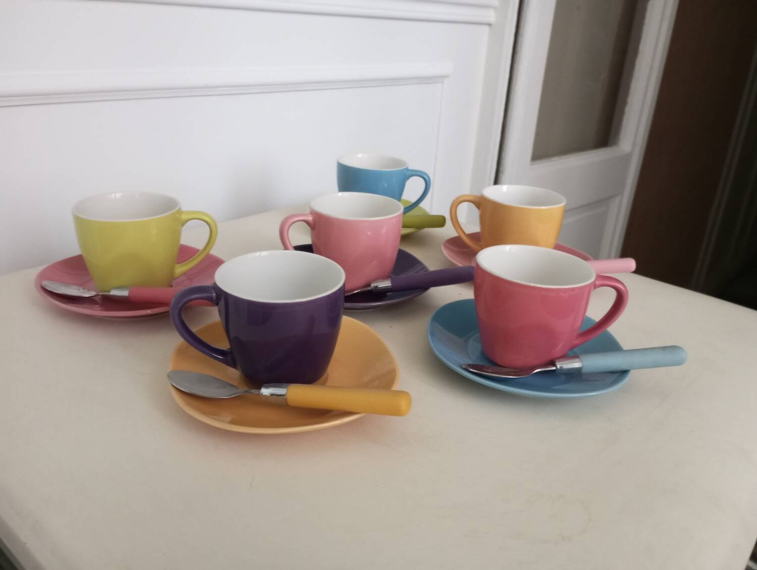 6 colorful coffee cups