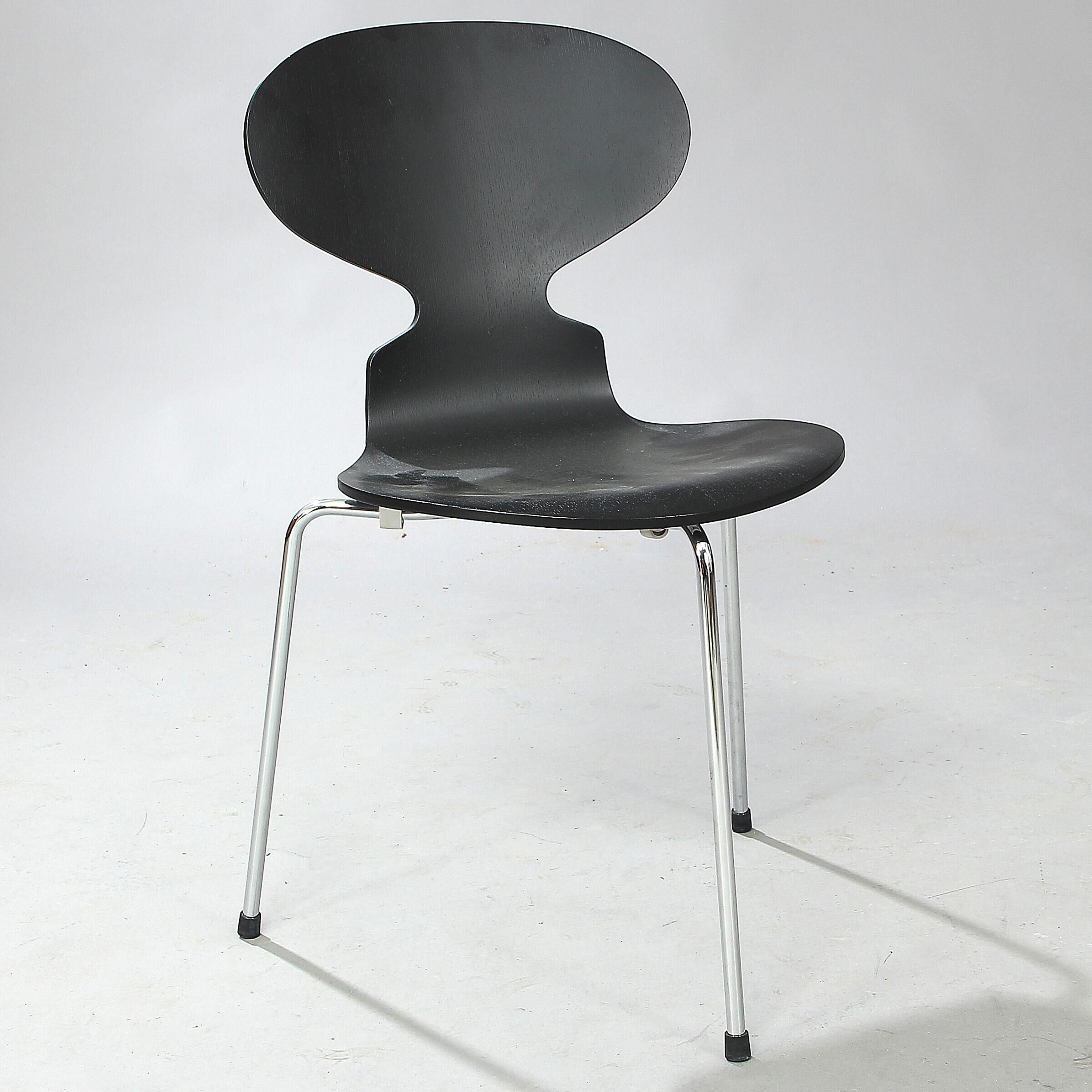 Table et chaises d'Arne Jacobsen édition Fritz Hansen
