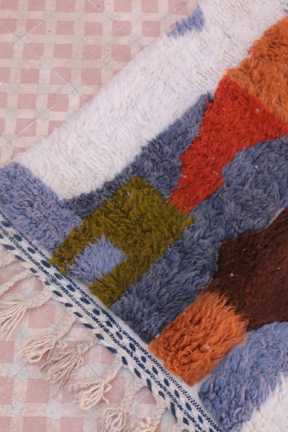Tapis berbère marocain multicolore moderne