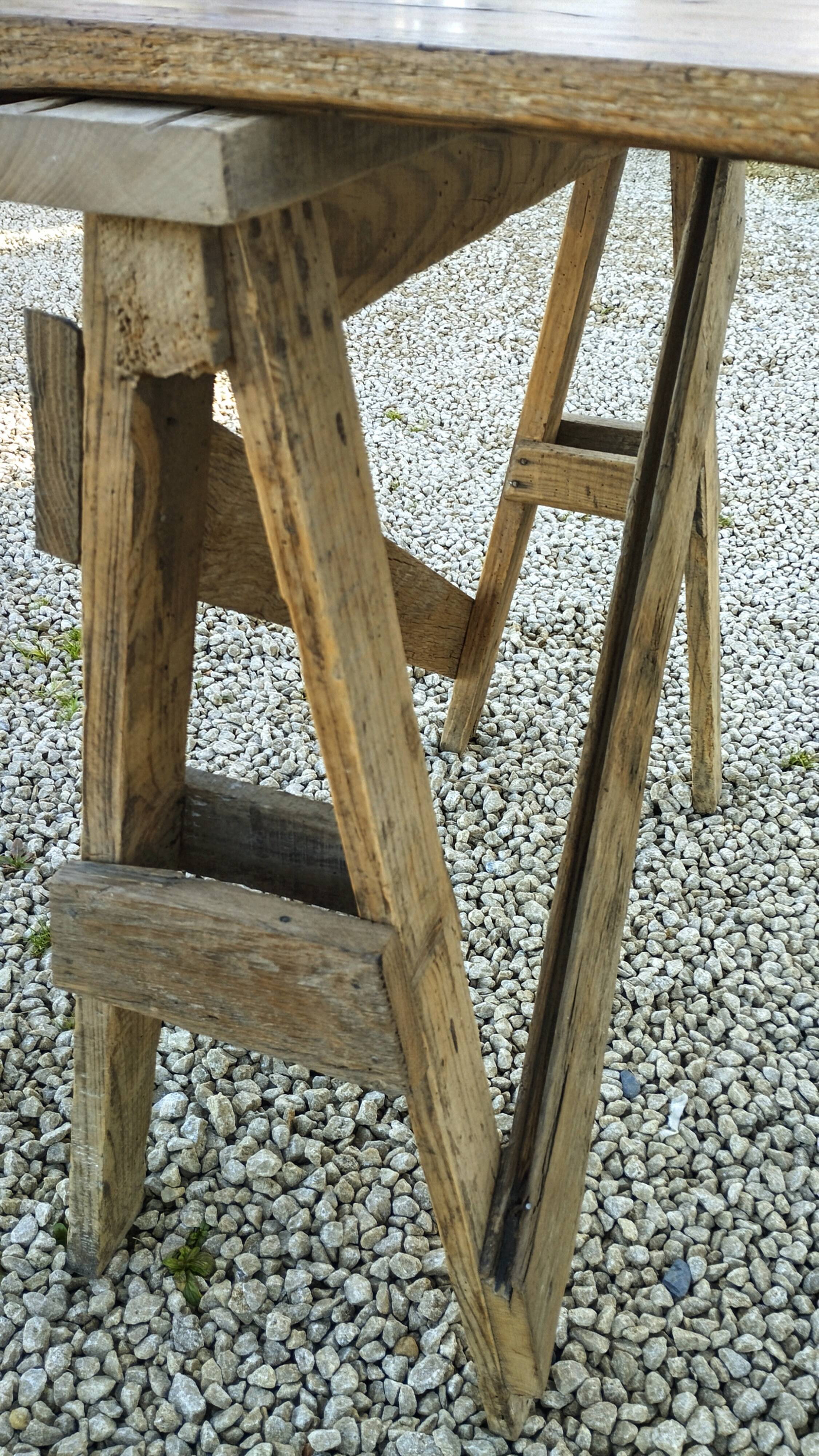 Table de ferme rustique patinée sur de lourds tréteaux