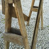 Table de ferme rustique patinée sur de lourds tréteaux