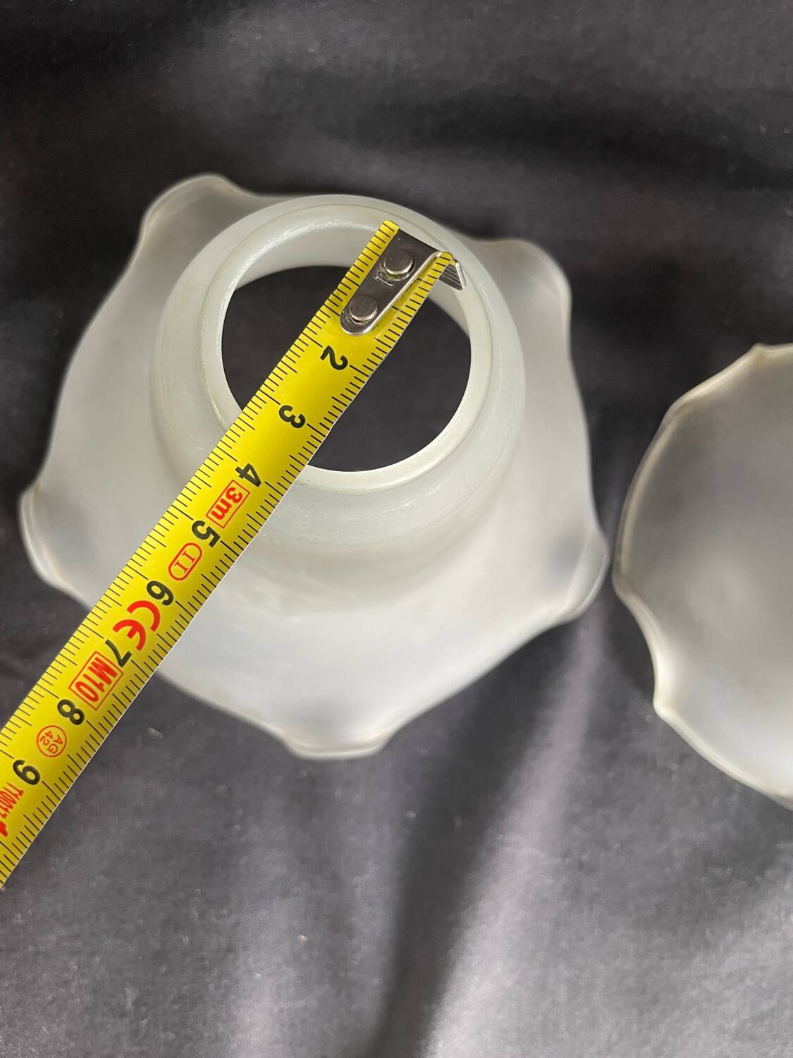 2 abat-jours tulipes anciens en verre dépoli