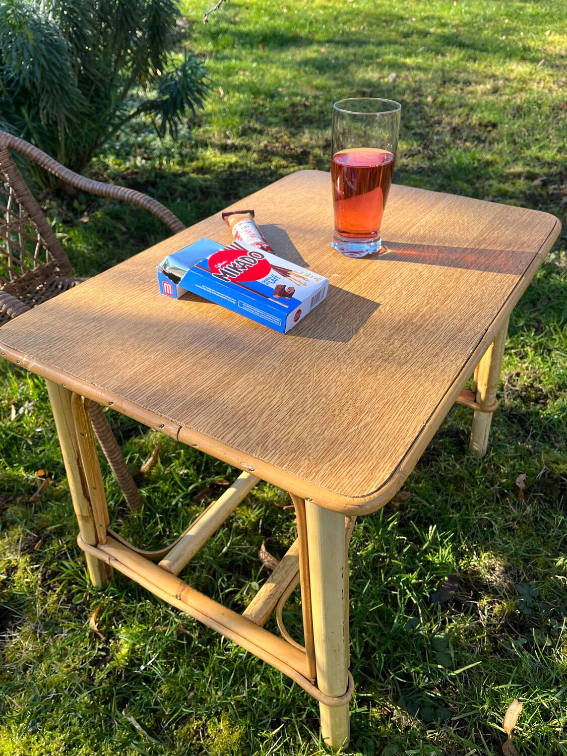 Petite table en rotin