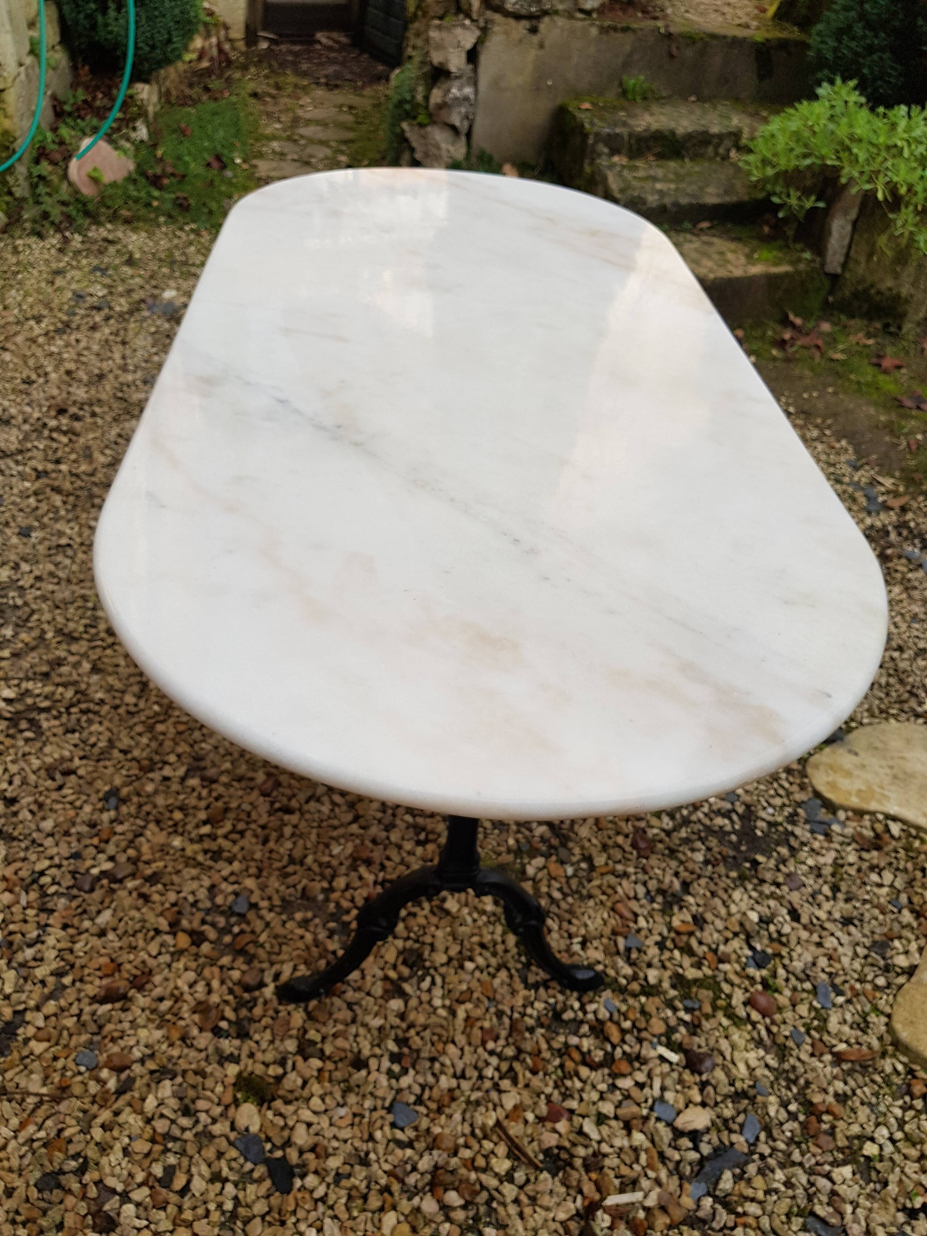 Bistro table in marble and cast iron