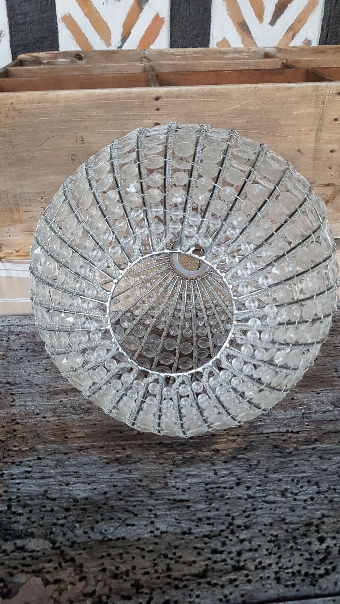 Round suspension of faceted glass grapevines