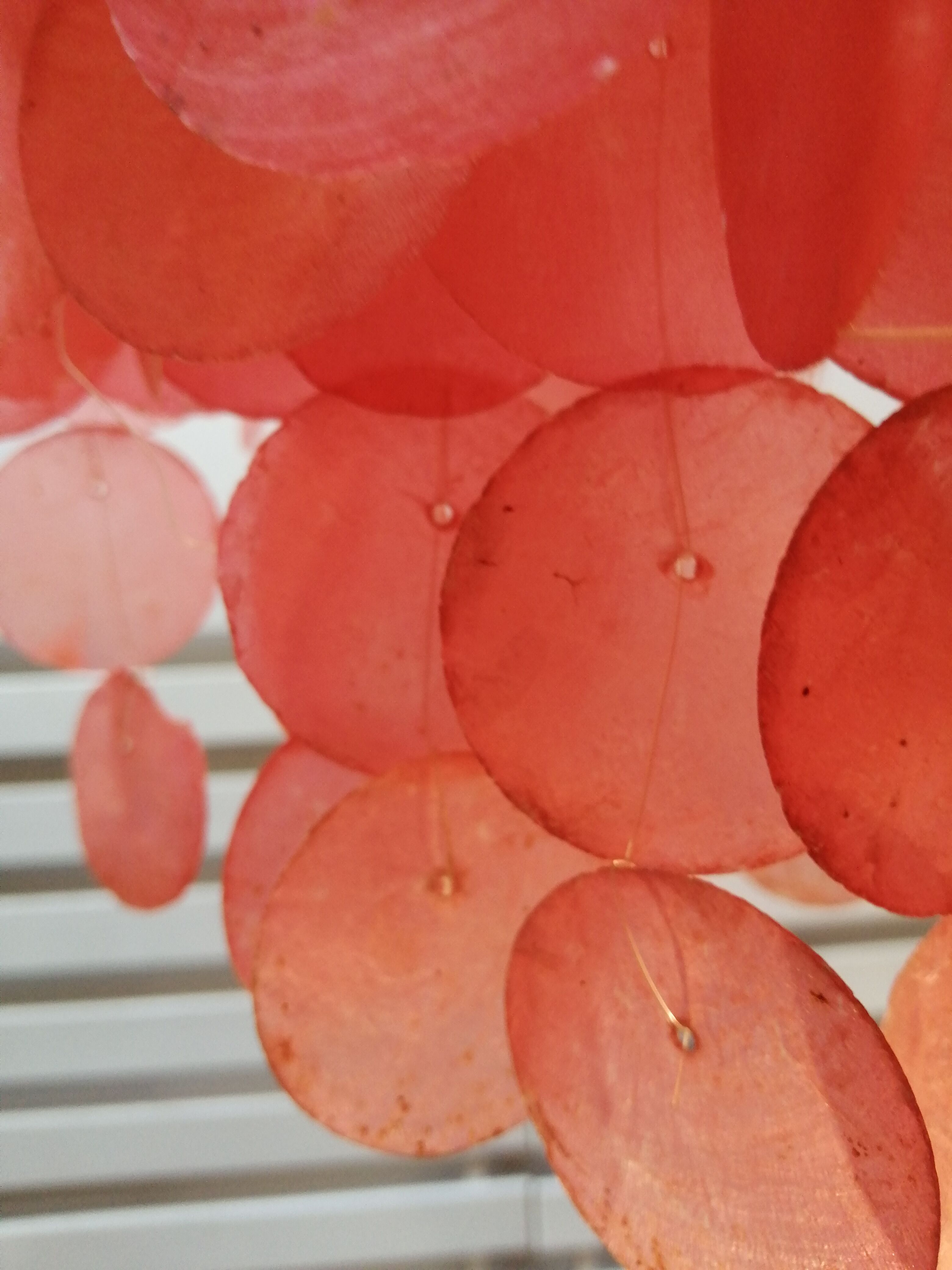 Suspension with pink mother-of-pearl tablets
