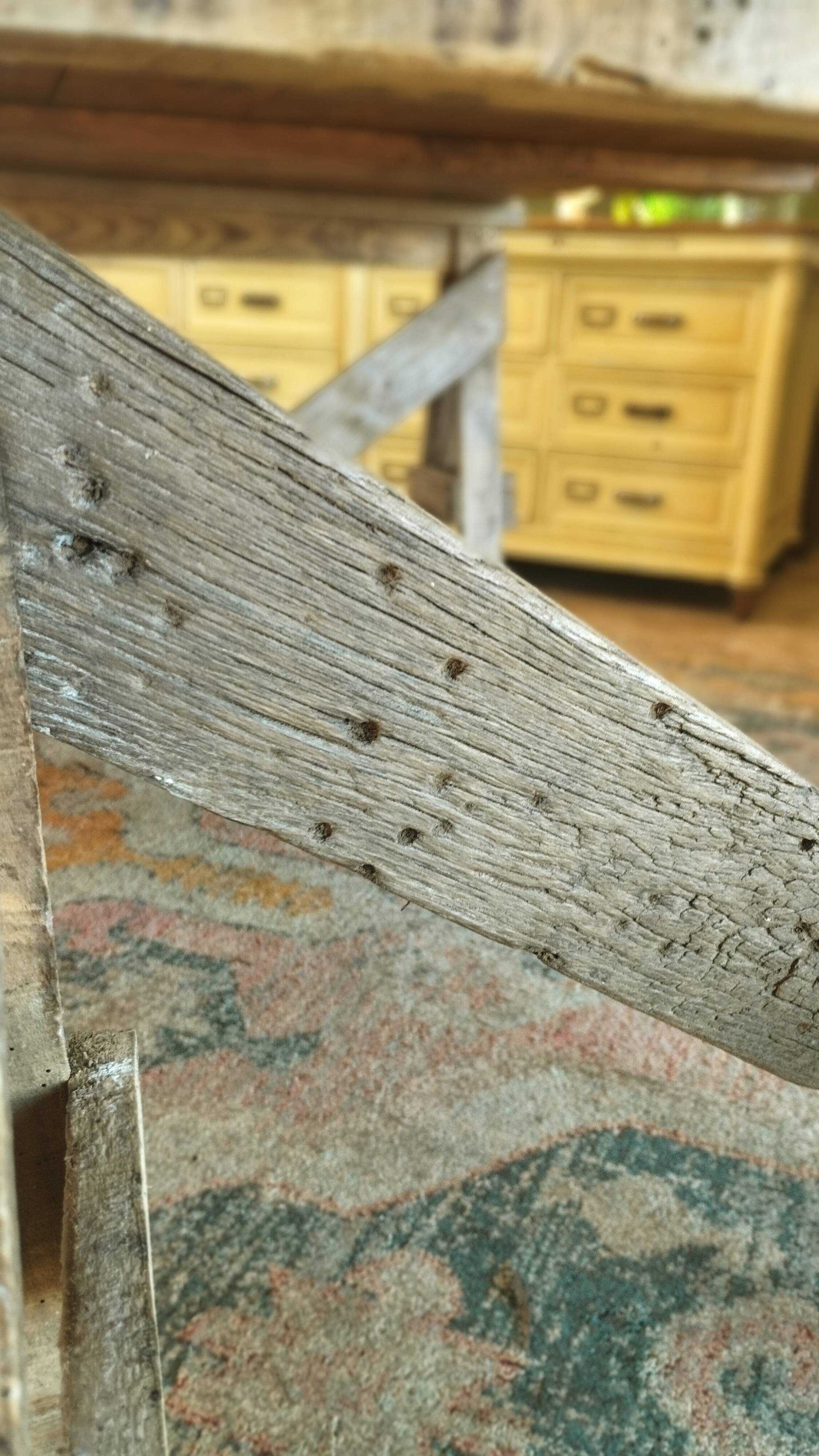 Table de ferme rustique patinée sur de lourds tréteaux