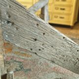Table de ferme rustique patinée sur de lourds tréteaux
