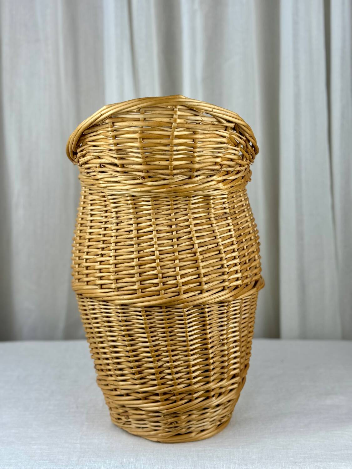 Panier en osier en forme de carafe aiguière