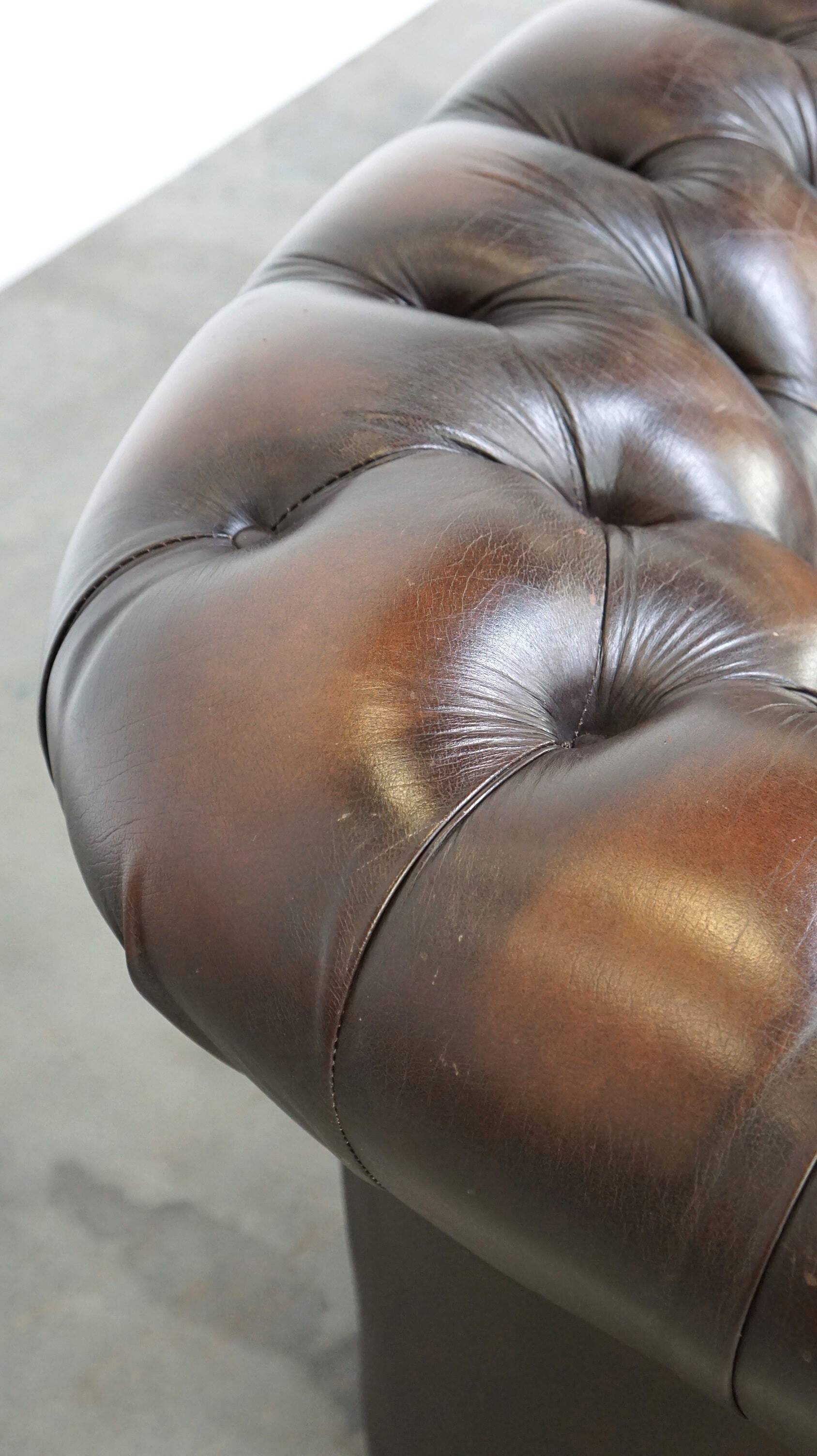 Canapé Chesterfield anglais 2,5 places en cuir de vachette flammé marron foncé