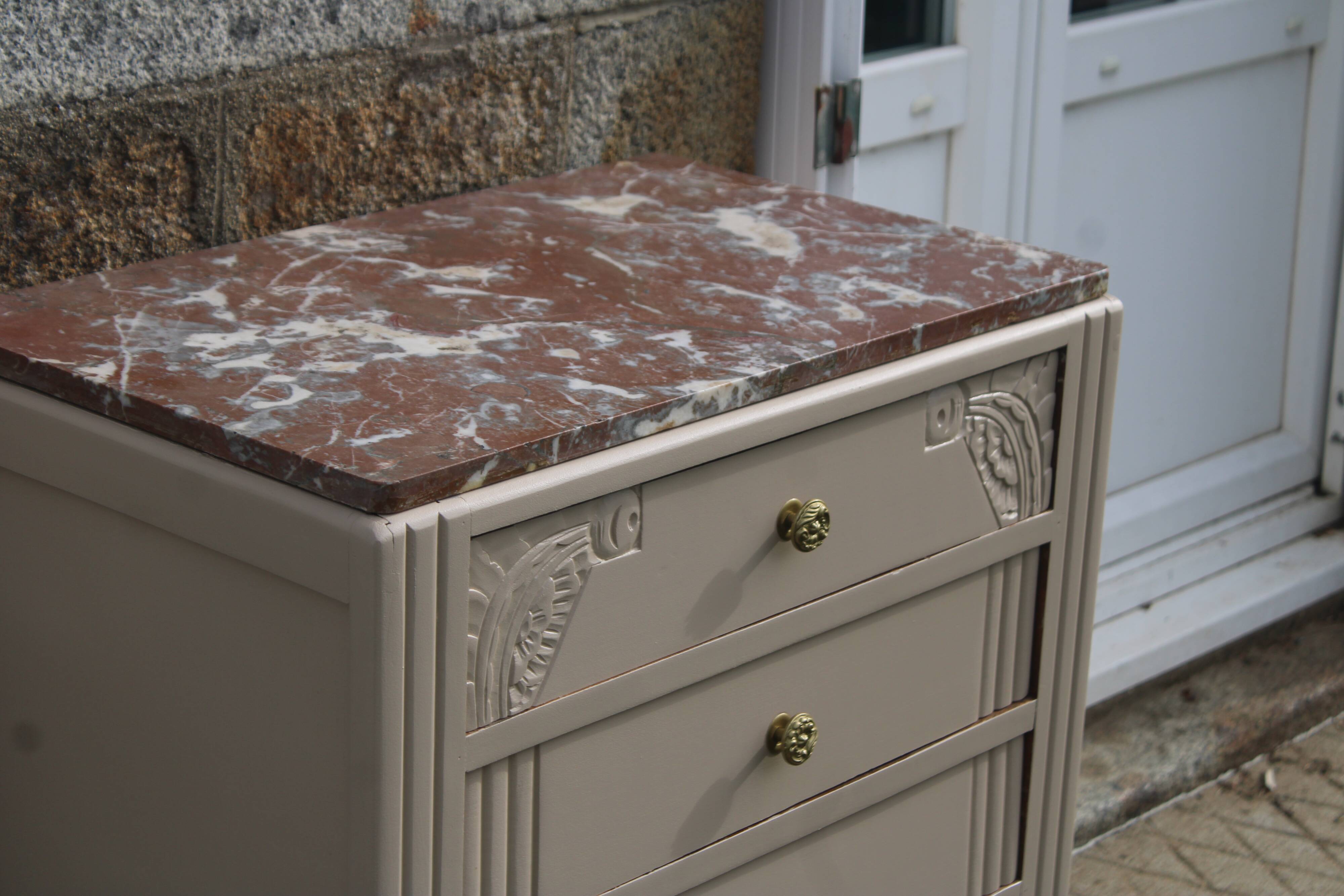 Commode vintage rénovée avec marbre rouge et blanc – 4 tiroirs