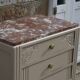 Commode vintage rénovée avec marbre rouge et blanc – 4 tiroirs