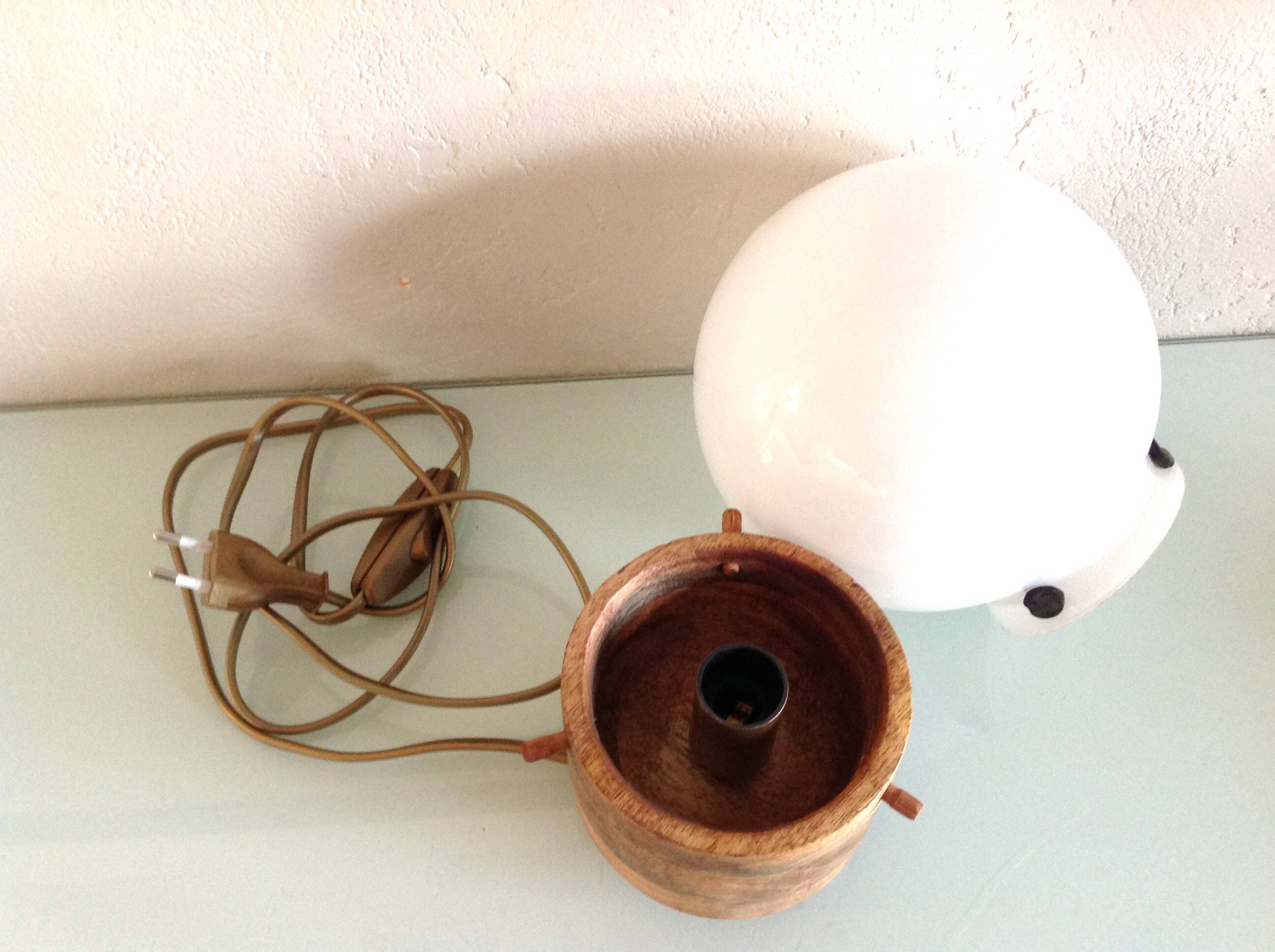Lampe globe en opaline blanche sur socle bois