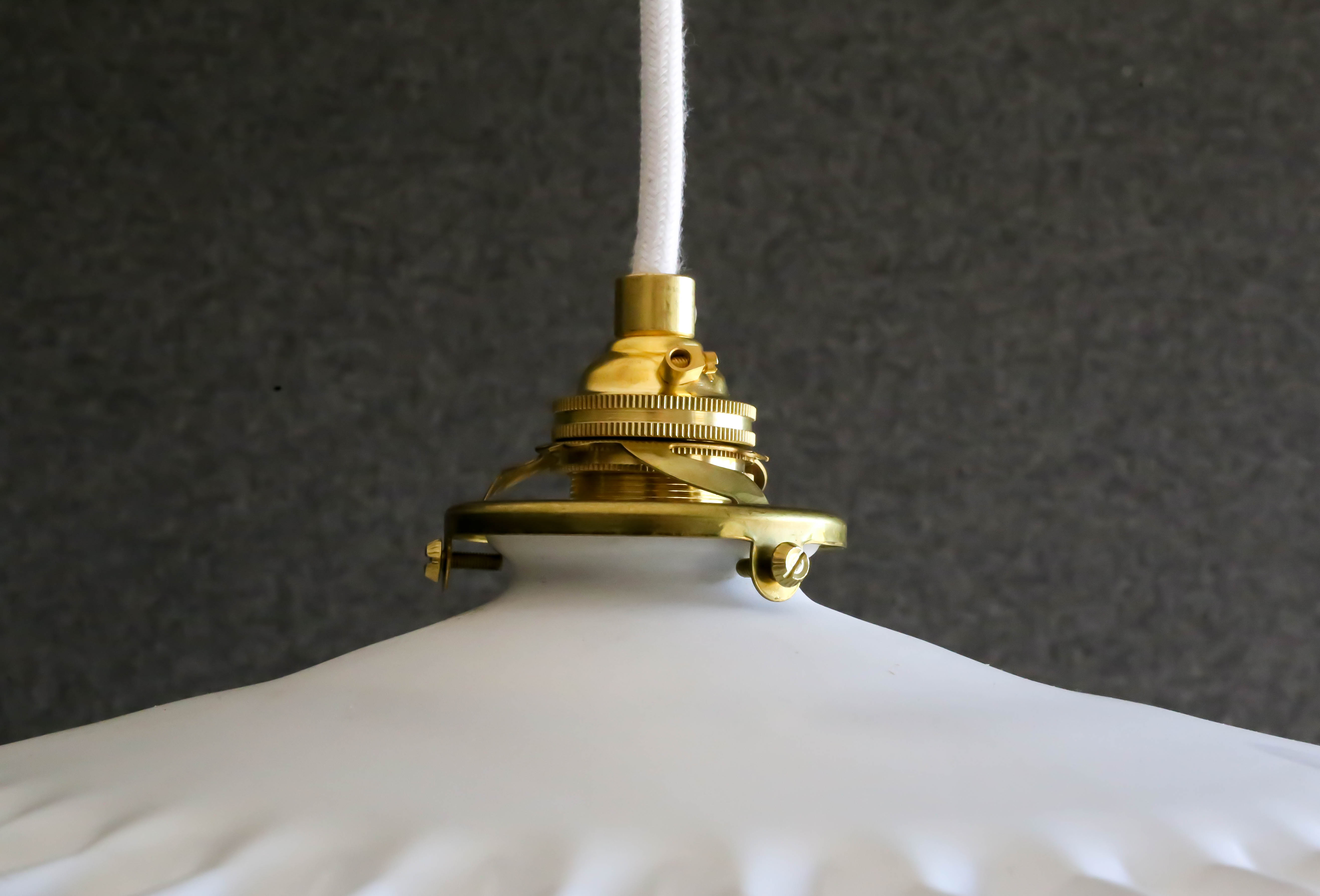 Antique suspension lamp in white and gold painted opaline delivered with cable, socket and brass claw