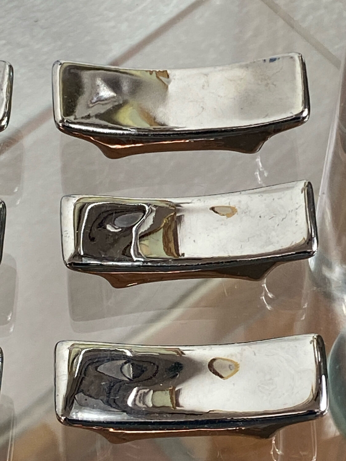 Silver ceramic knife rest