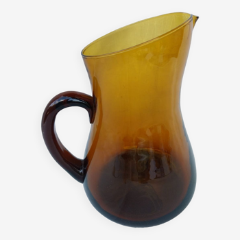 Carafe en verre soufflé ambré