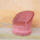 Fauteuil « crapaud » capitonné vintage vieux rose