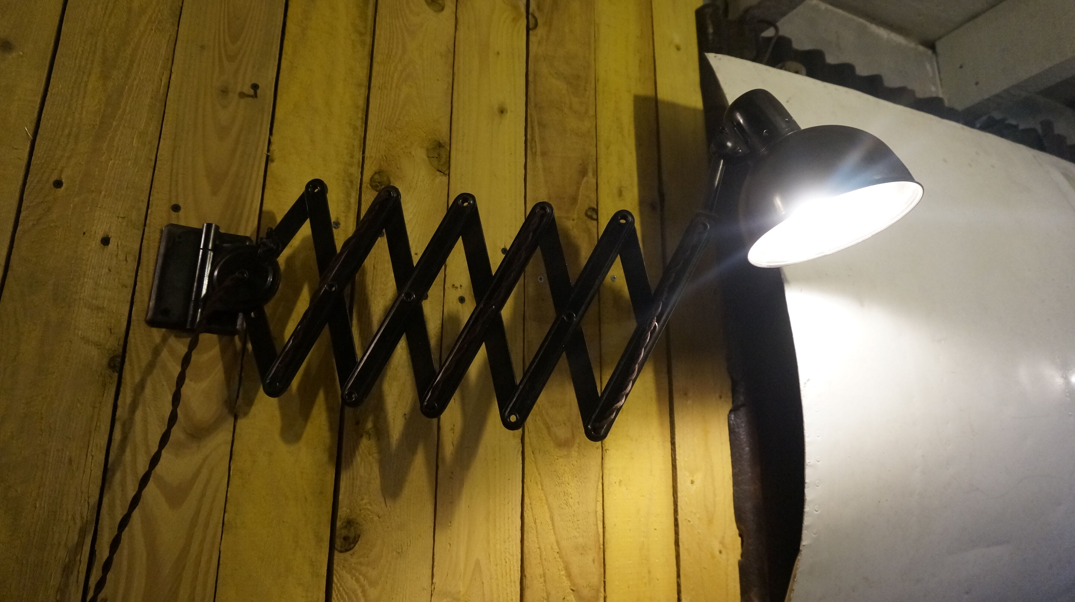 Accordion wall lamp