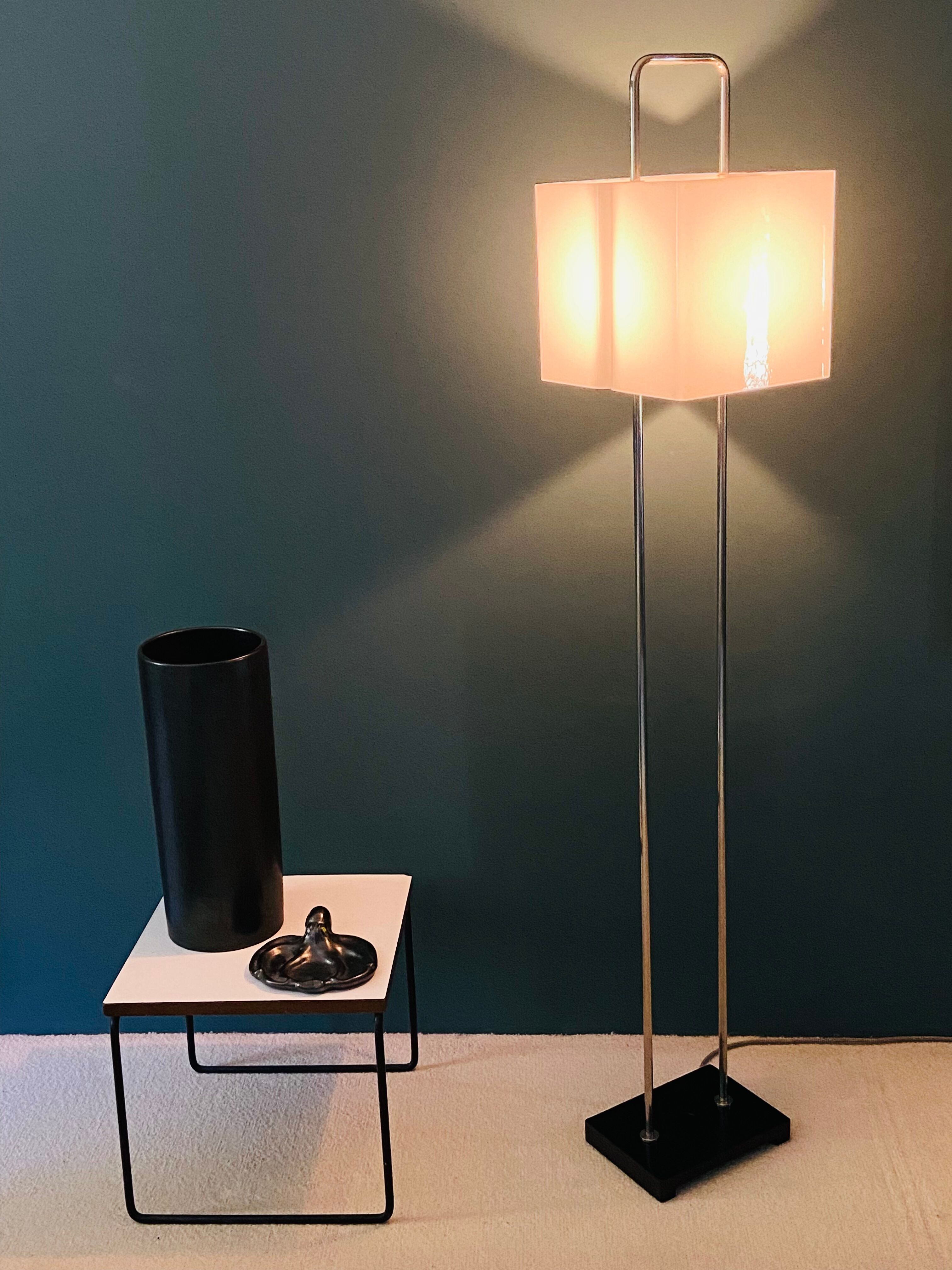 Lampadaire italien chrome et altuglas 1960