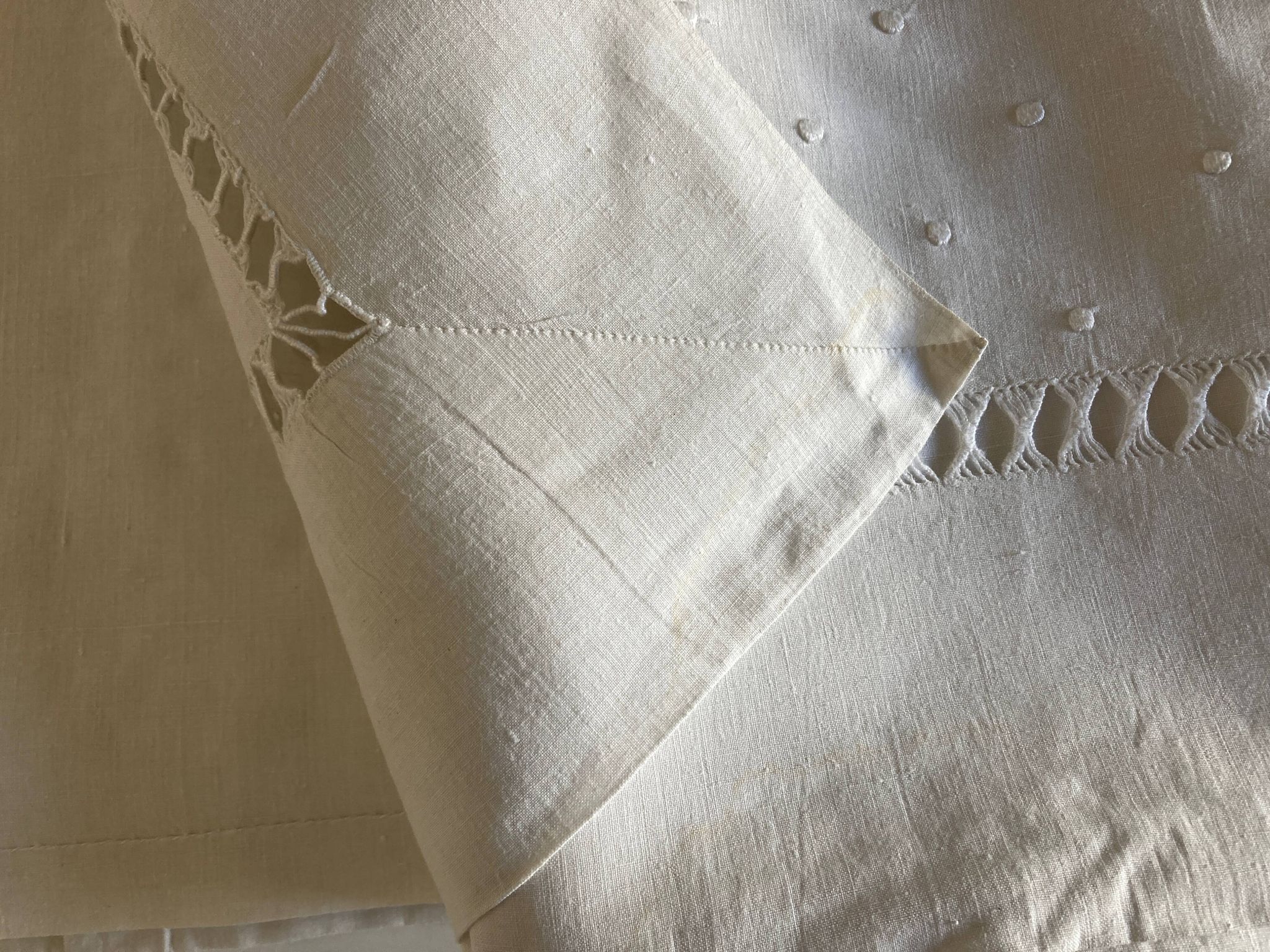 Drap de fil de lin brodé de pois sans monogramme 1950