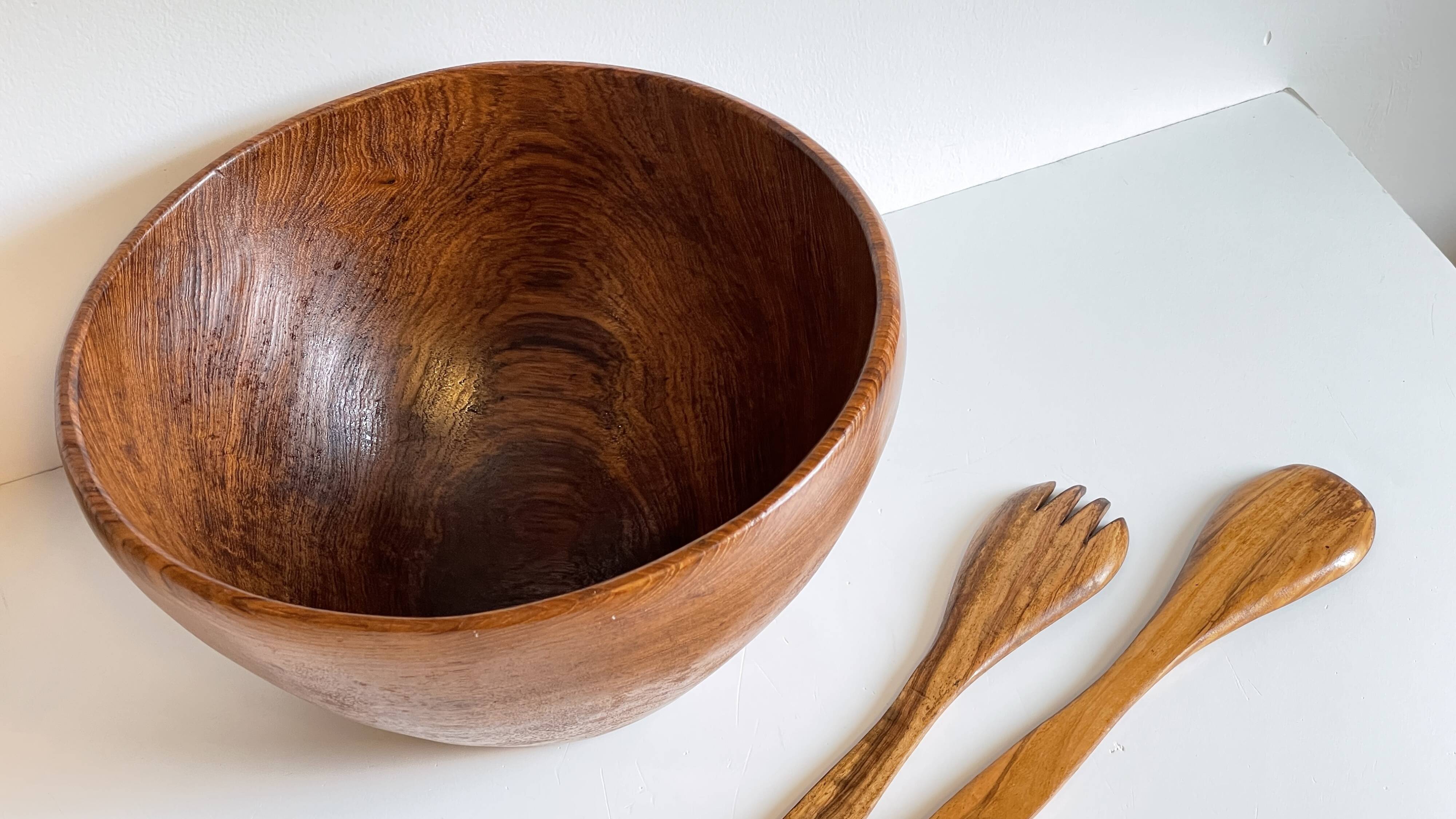 Scandinavian salad bowl in solid teak and cutlery