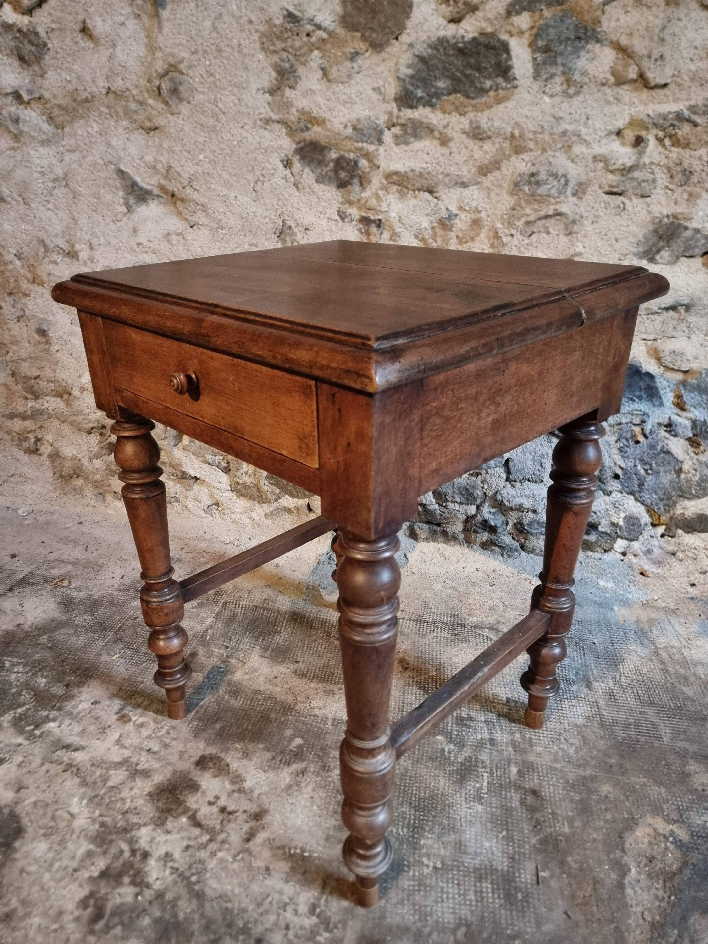 Antique French side table in walnut – 19th century, Louis Philippe style, solid walnut table with drawer (1870–1900)